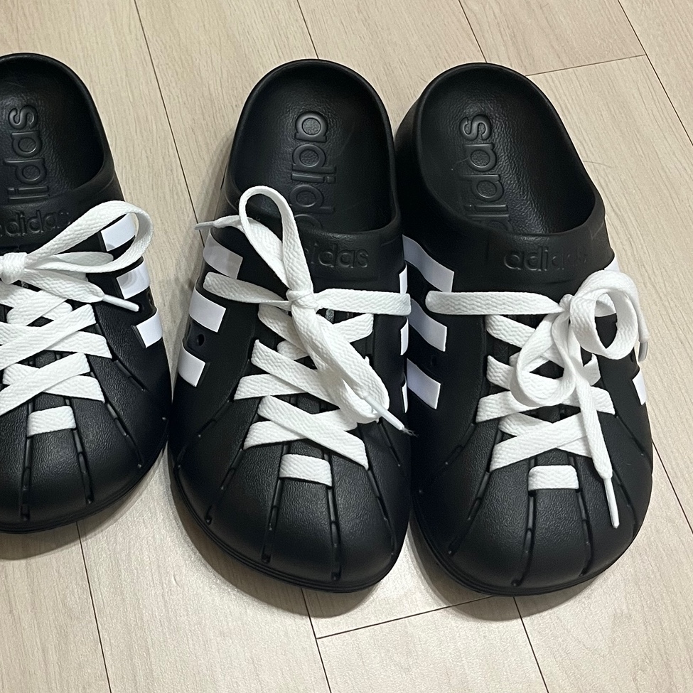 Adidas Adilette Clog Black White 착용 스타일