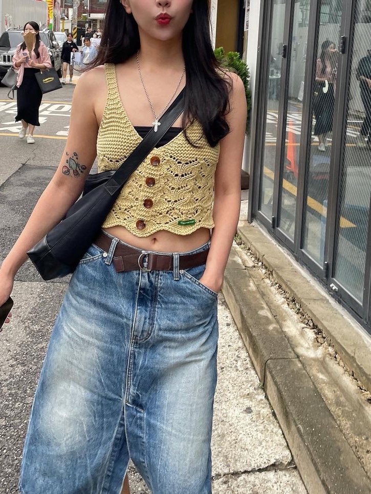 Green Butter Women Rattan Button Sleeveless Knit Olive, Green Butter Women Rattan Button Sleeveless Knit Beige 착용 스타일 - 2