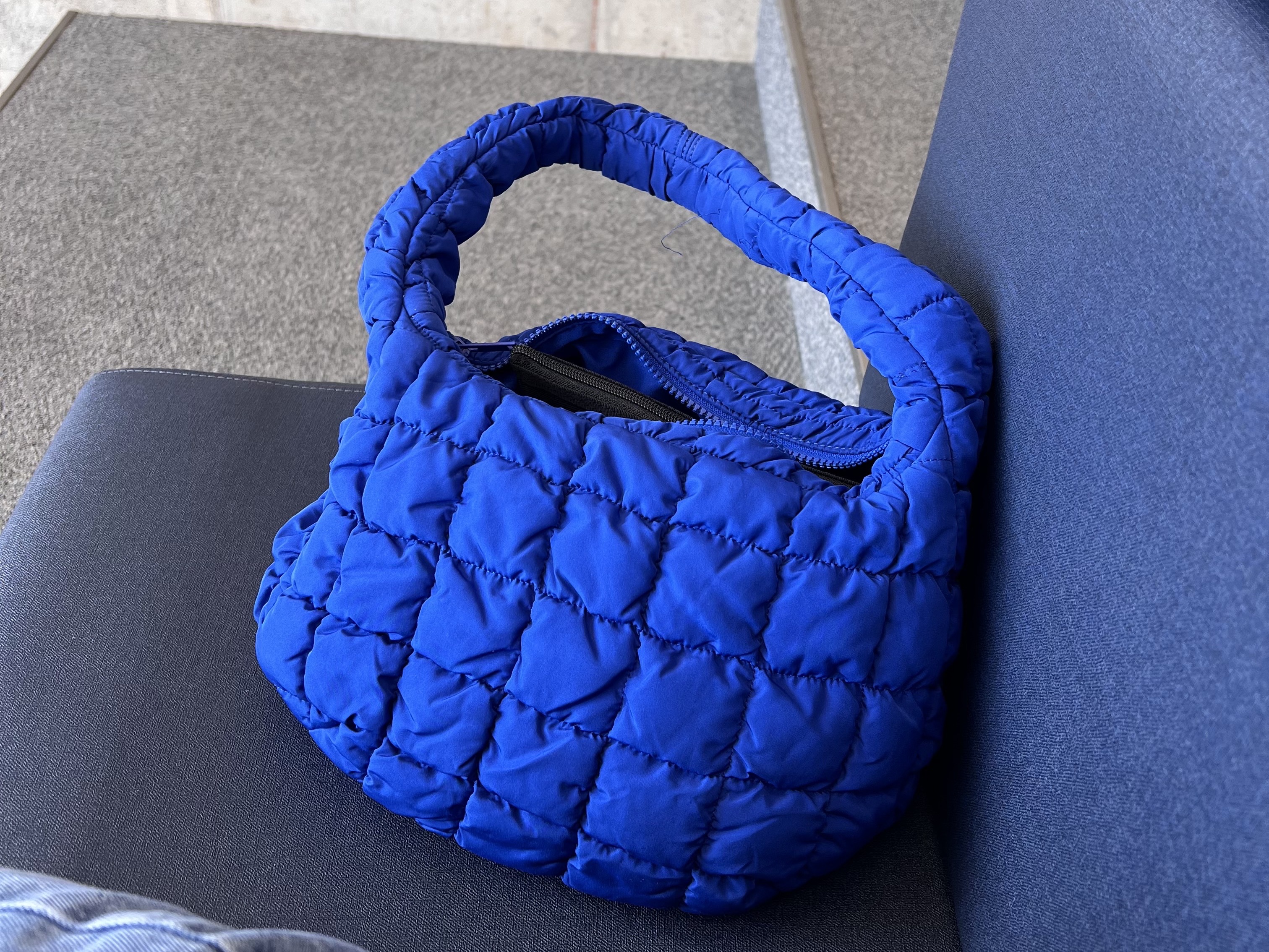 COS Quilted Mini Bag Blue, Nike Futura Washed Bucket Hat Black 착용 스타일 - 3
