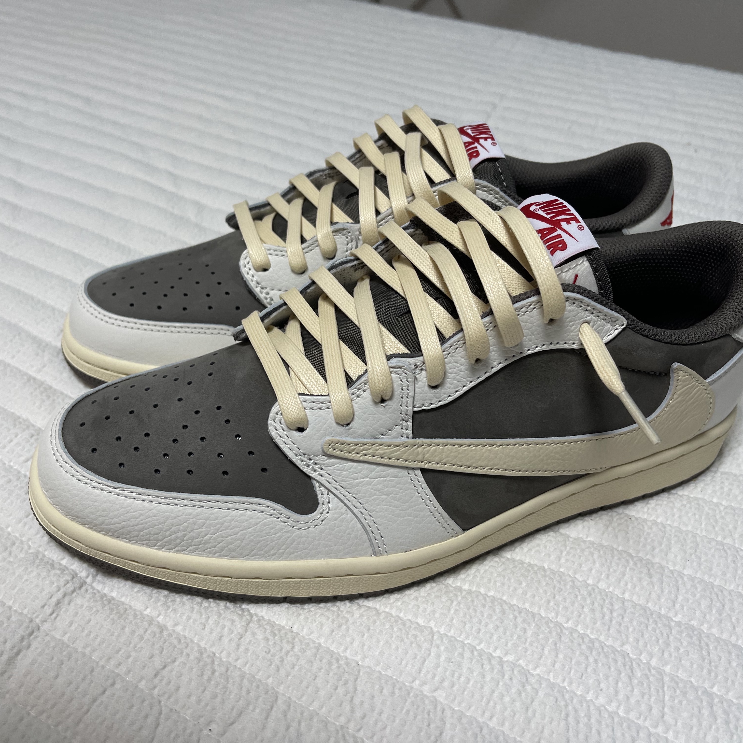 Jordan 1 x Travis Scott Retro Low OG SP Sail and Ridgerock 착용 스타일