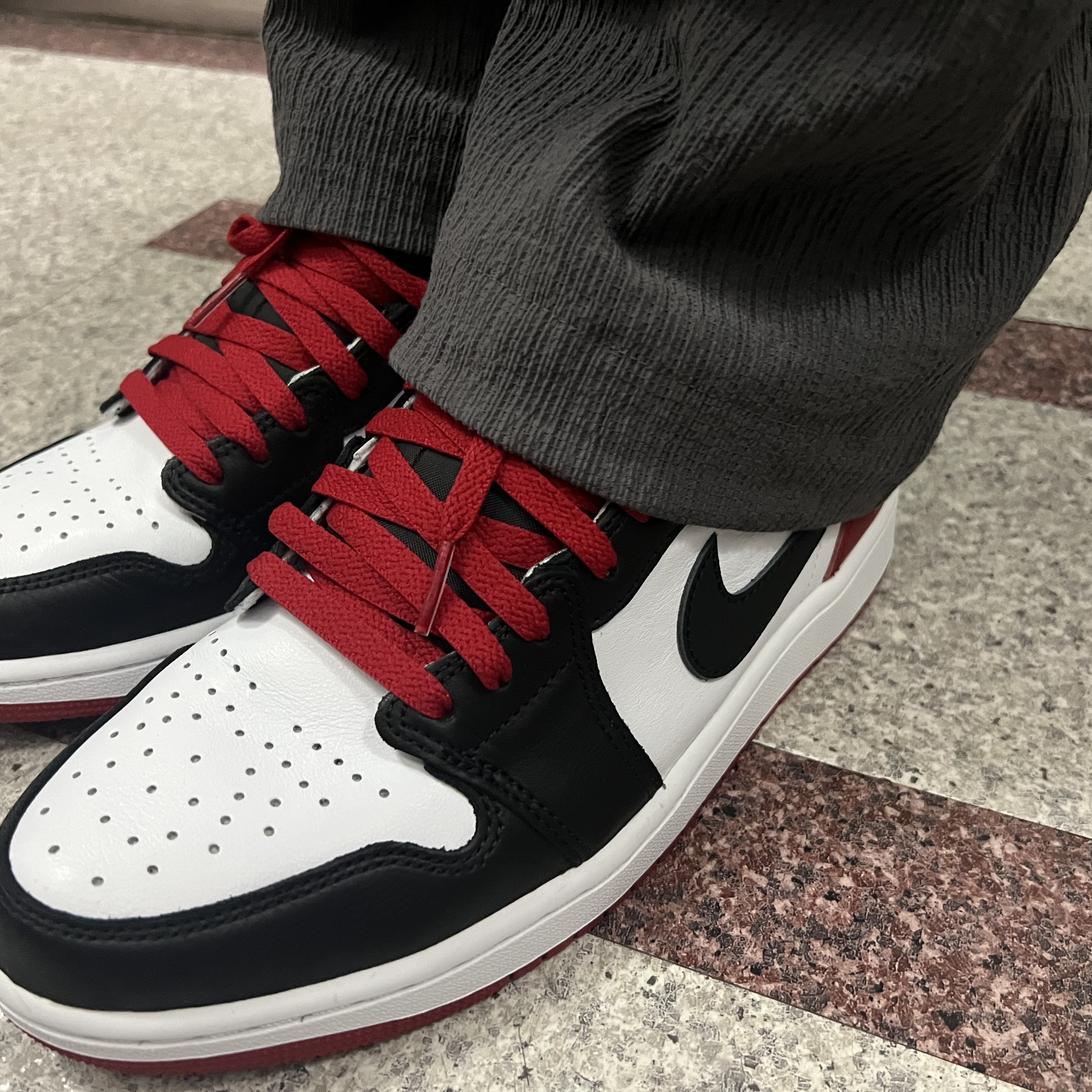 Jordan 1 Retro Low OG Black Toe 착용 스타일 - 2