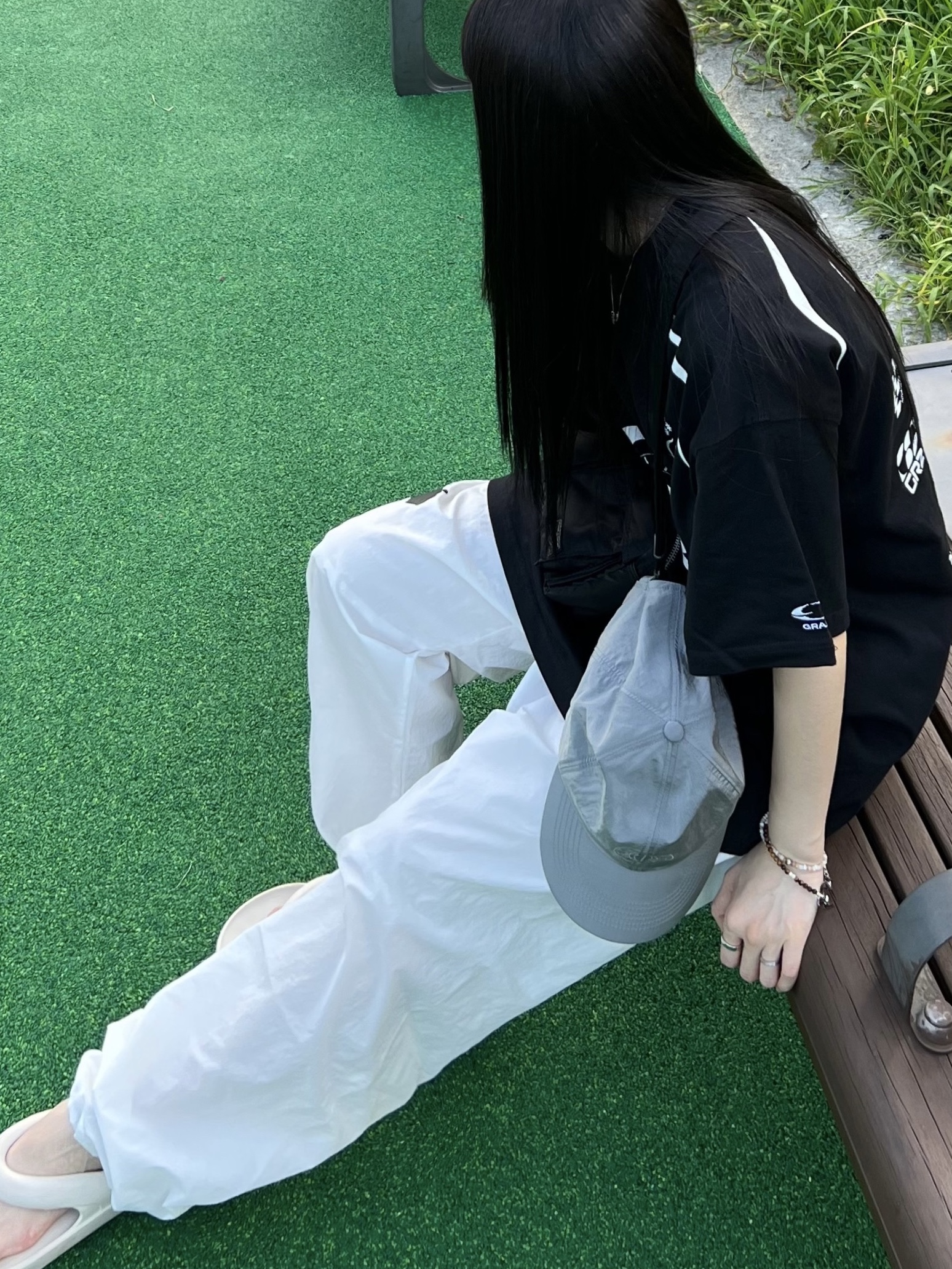 Porter Tanker Shoulder Bag Black, New Balance x Taw&Toe Flip Flop Ivory 착용 스타일 - 1