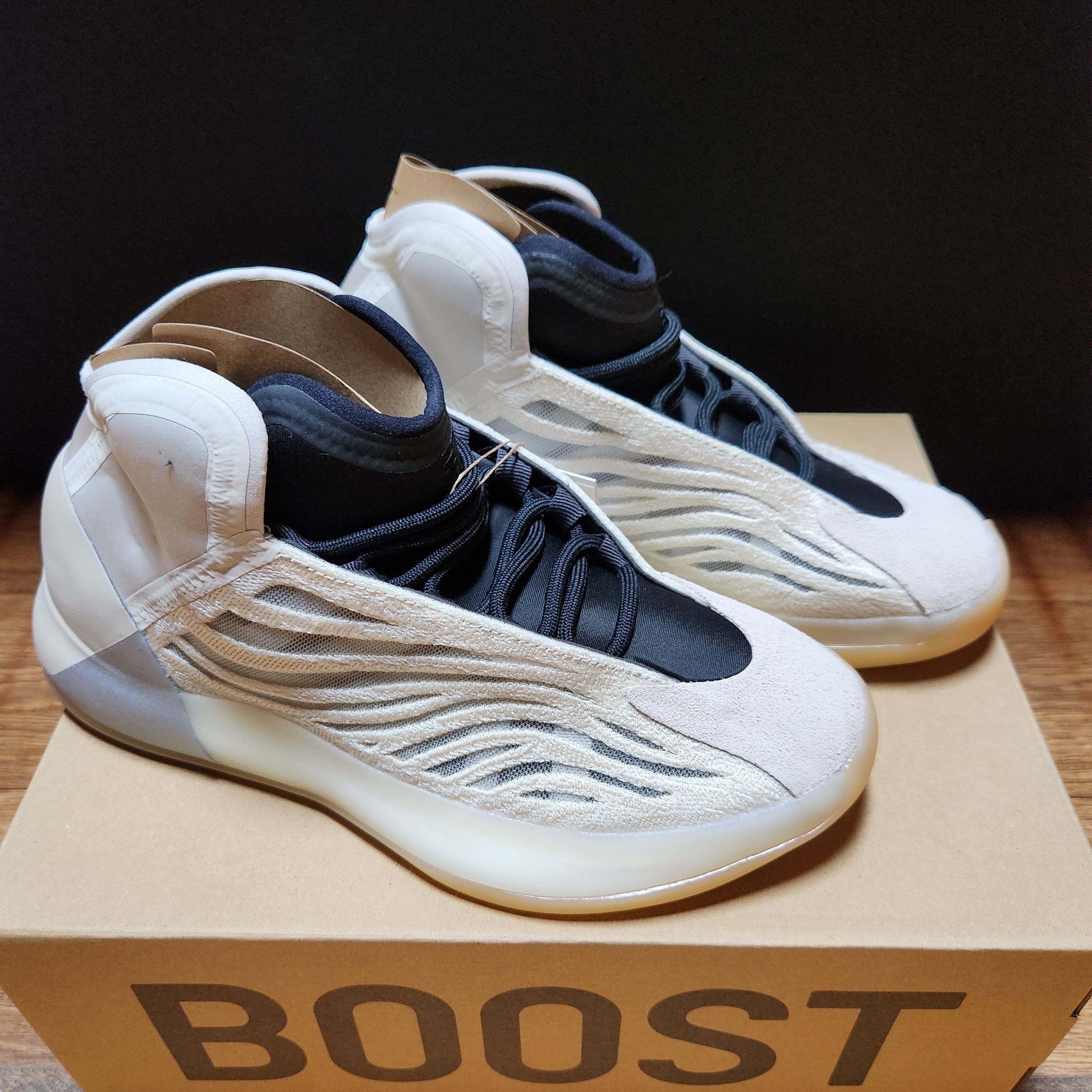 Adidas Yeezy QNTM Mist Slate 착용 스타일 - 2