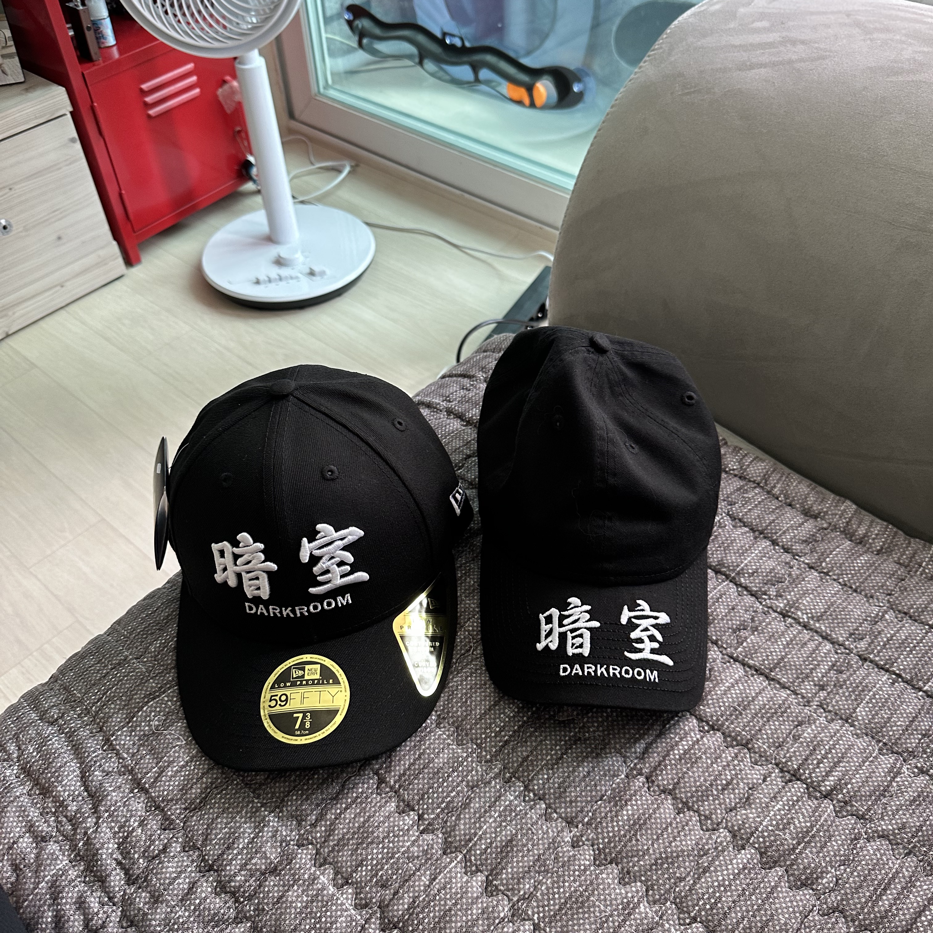 Darkr8m Studio x New Era Fitted Cap Black 착용 스타일