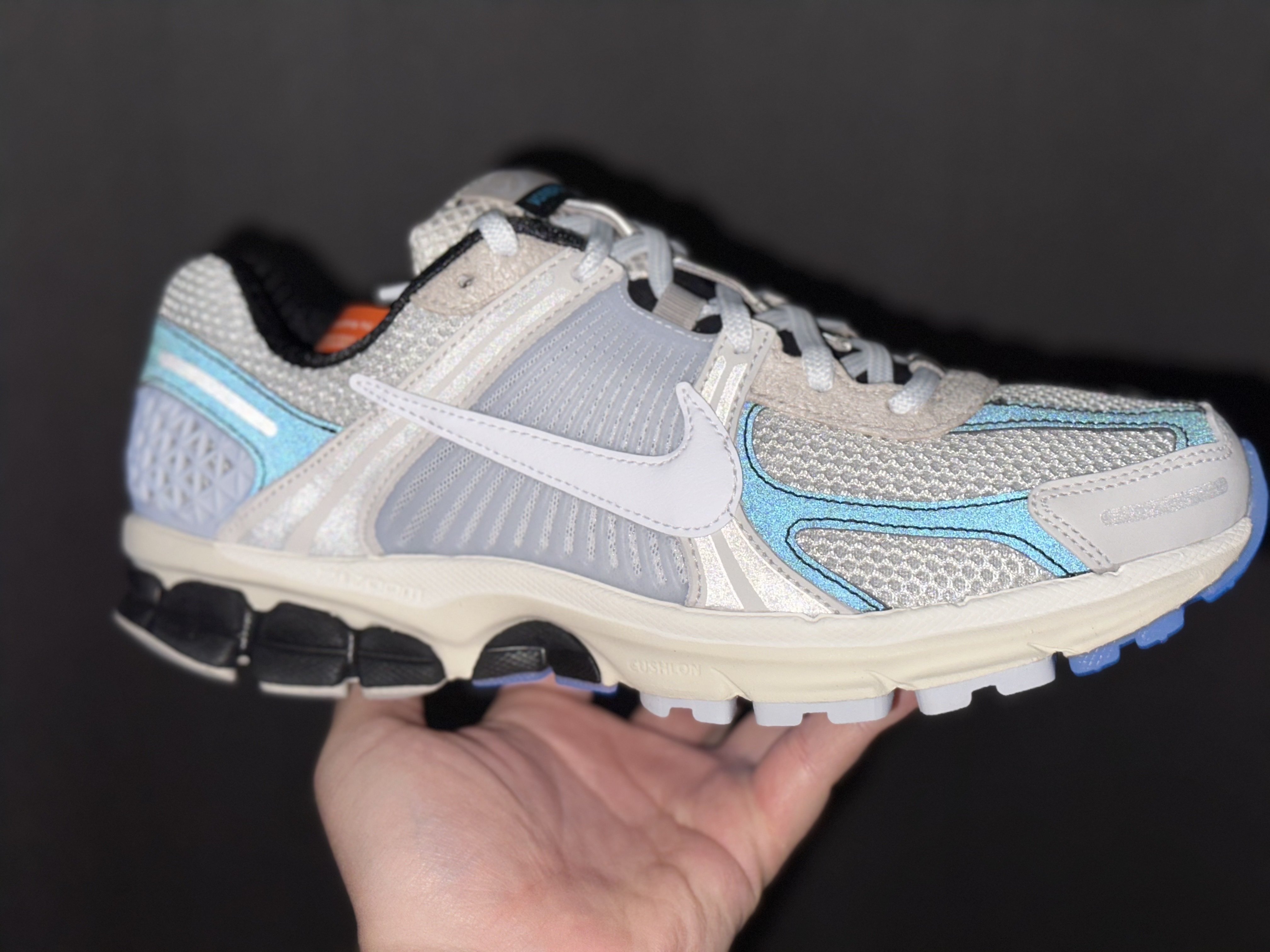 Nike Zoom Vomero 5 Light Bone and Black 착용 스타일 - 2