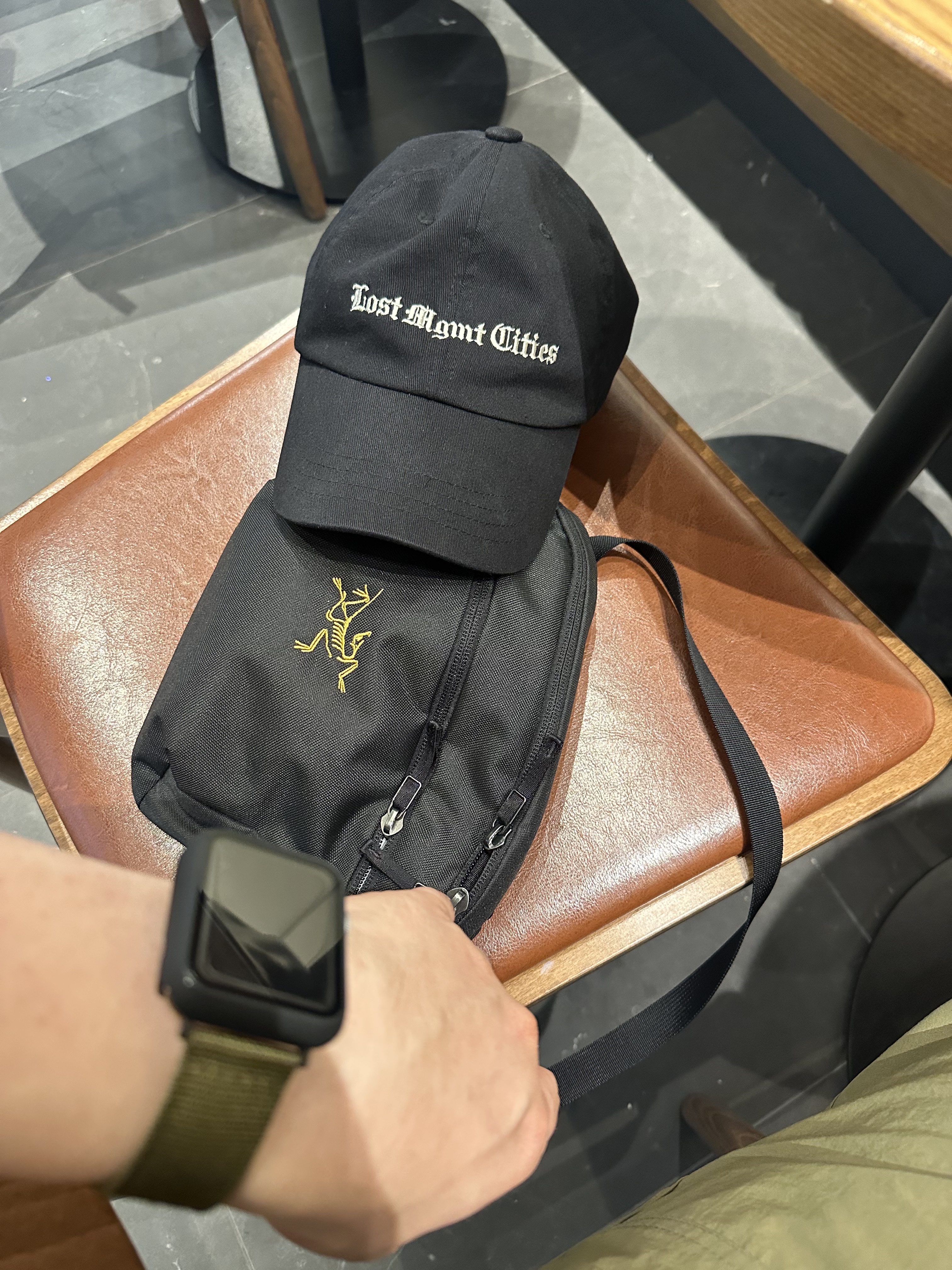 Arc'teryx Mantis 2 Waistpack 24K Black 착용 스타일