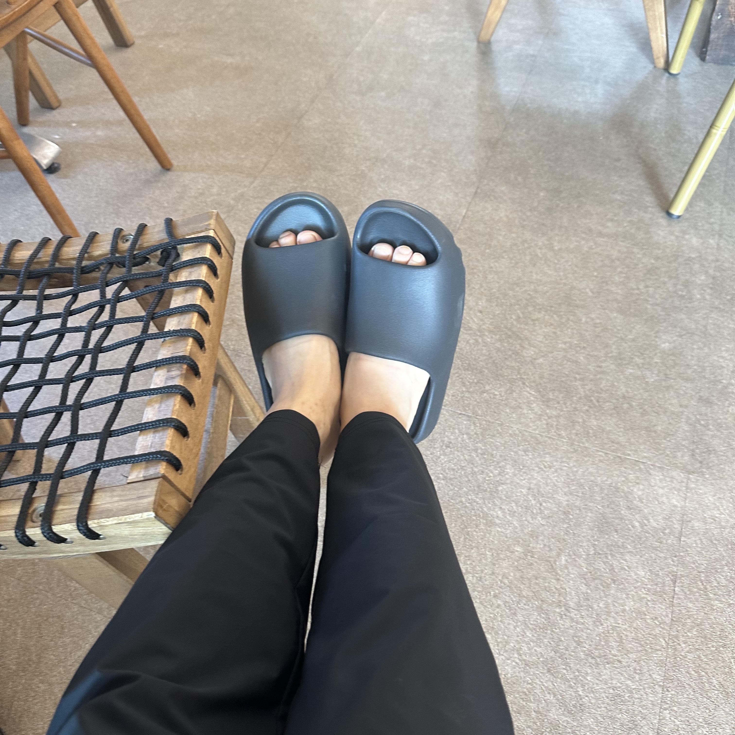 Adidas Yeezy Slide Onyx 착용 스타일