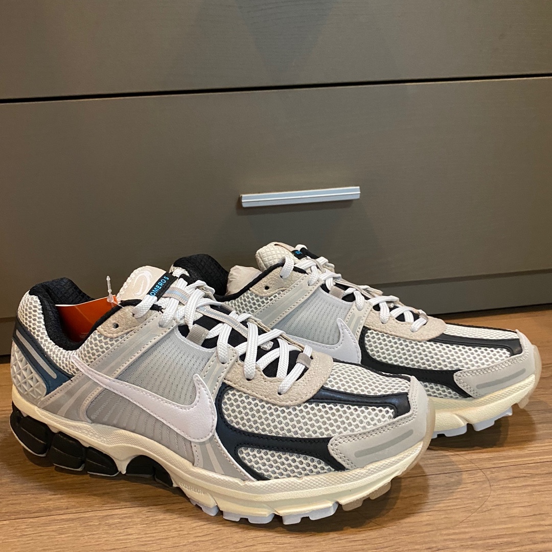 Nike Zoom Vomero 5 Light Bone and Black 착용 스타일 - 2
