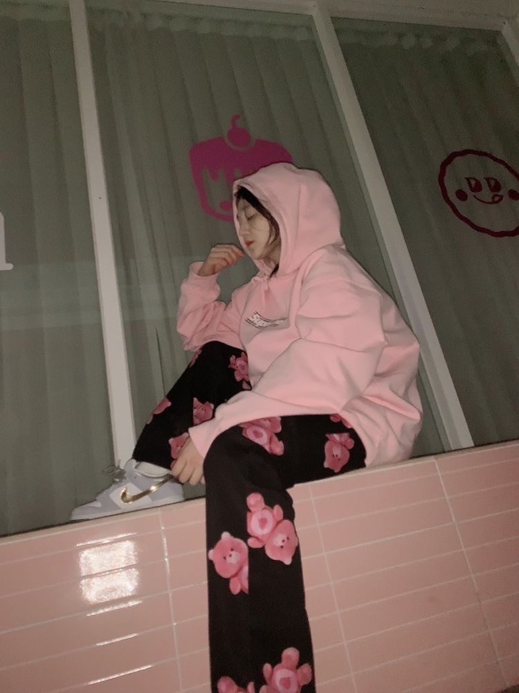Supreme x Burberry Box Logo Hooded Sweatshirt Light Pink - 22SS, Nike x Sean Cliver SB Dunk Low Holiday Special 착용 스타일 - 2