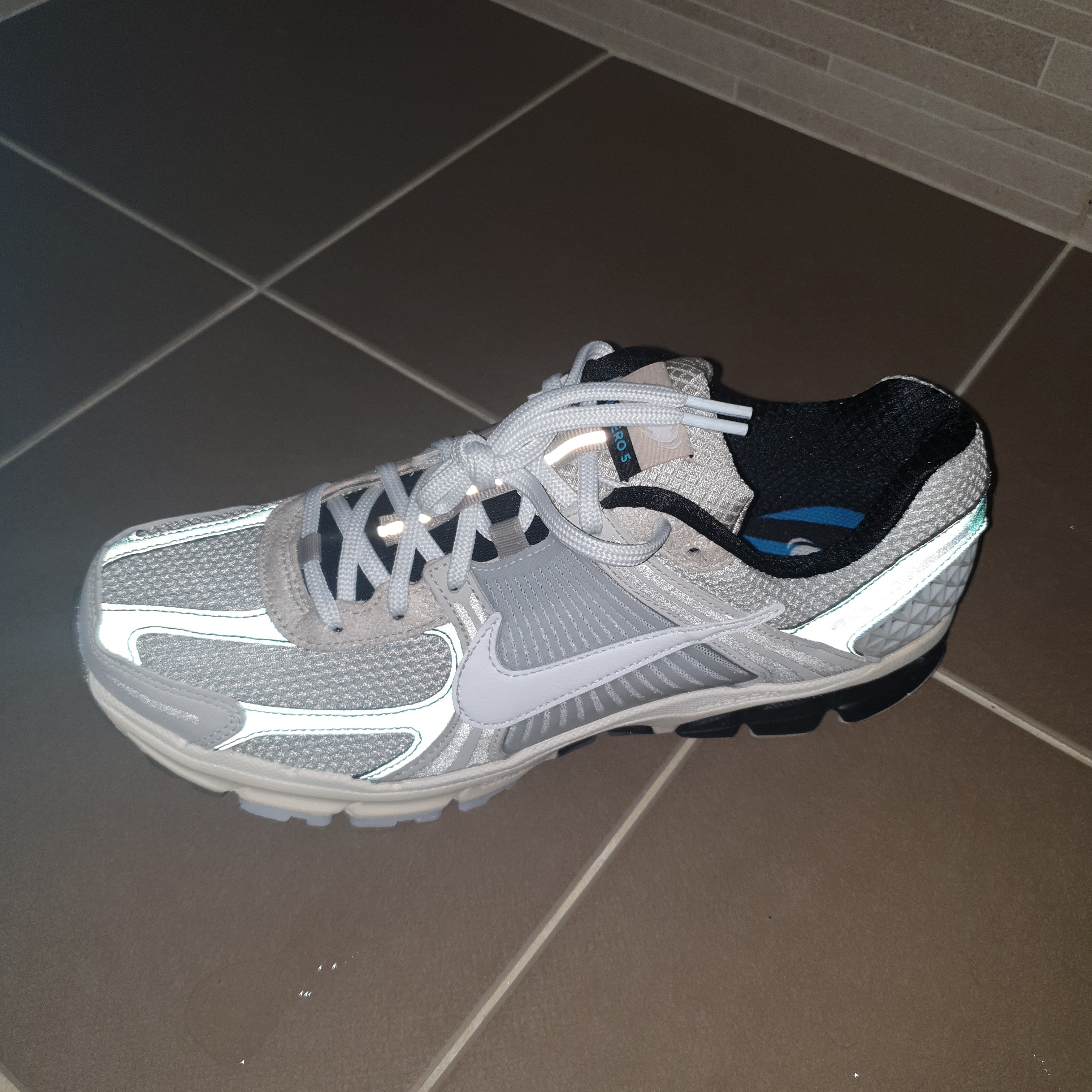 Nike Zoom Vomero 5 Light Bone and Black 착용 스타일 - 2