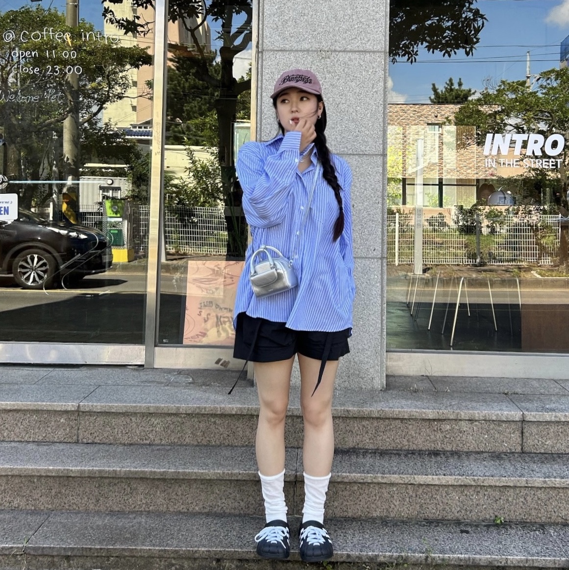 Adidas Adilette Clog Black White 착용 스타일 - 2