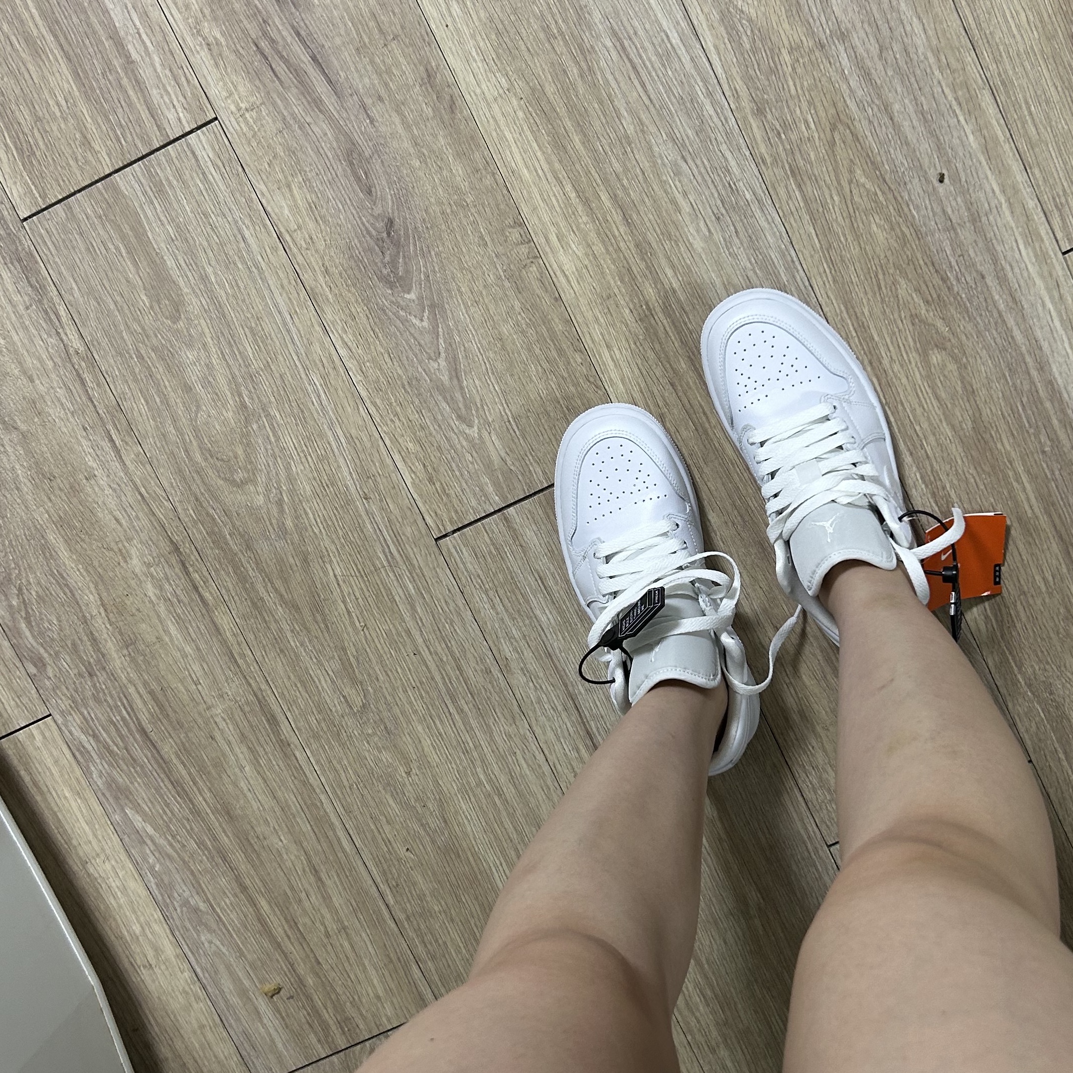 (W) Jordan 1 Low Triple White 2022 착용 스타일 - 1