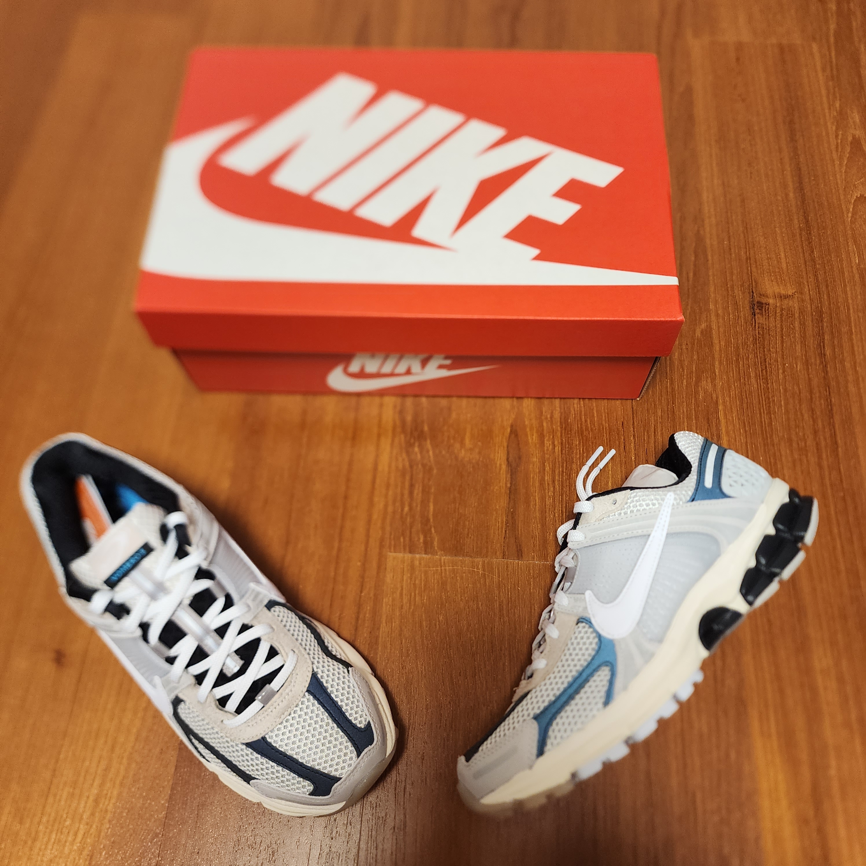 Nike Zoom Vomero 5 Light Bone and Black 착용 스타일 - 3