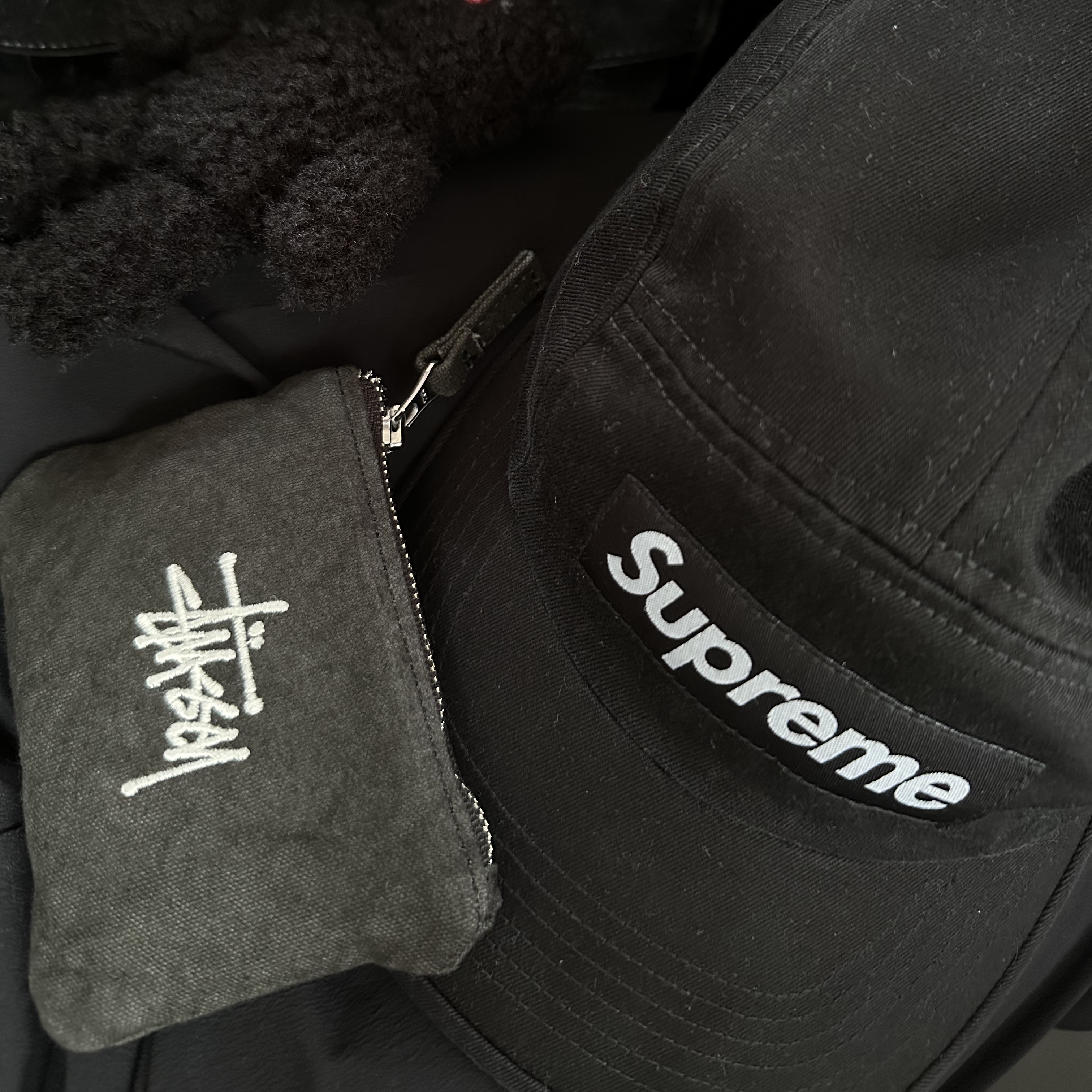 Stussy Canvas Coin Pouch Washed Black, Supreme Washed Chino Twill Camp Cap Black 착용 스타일