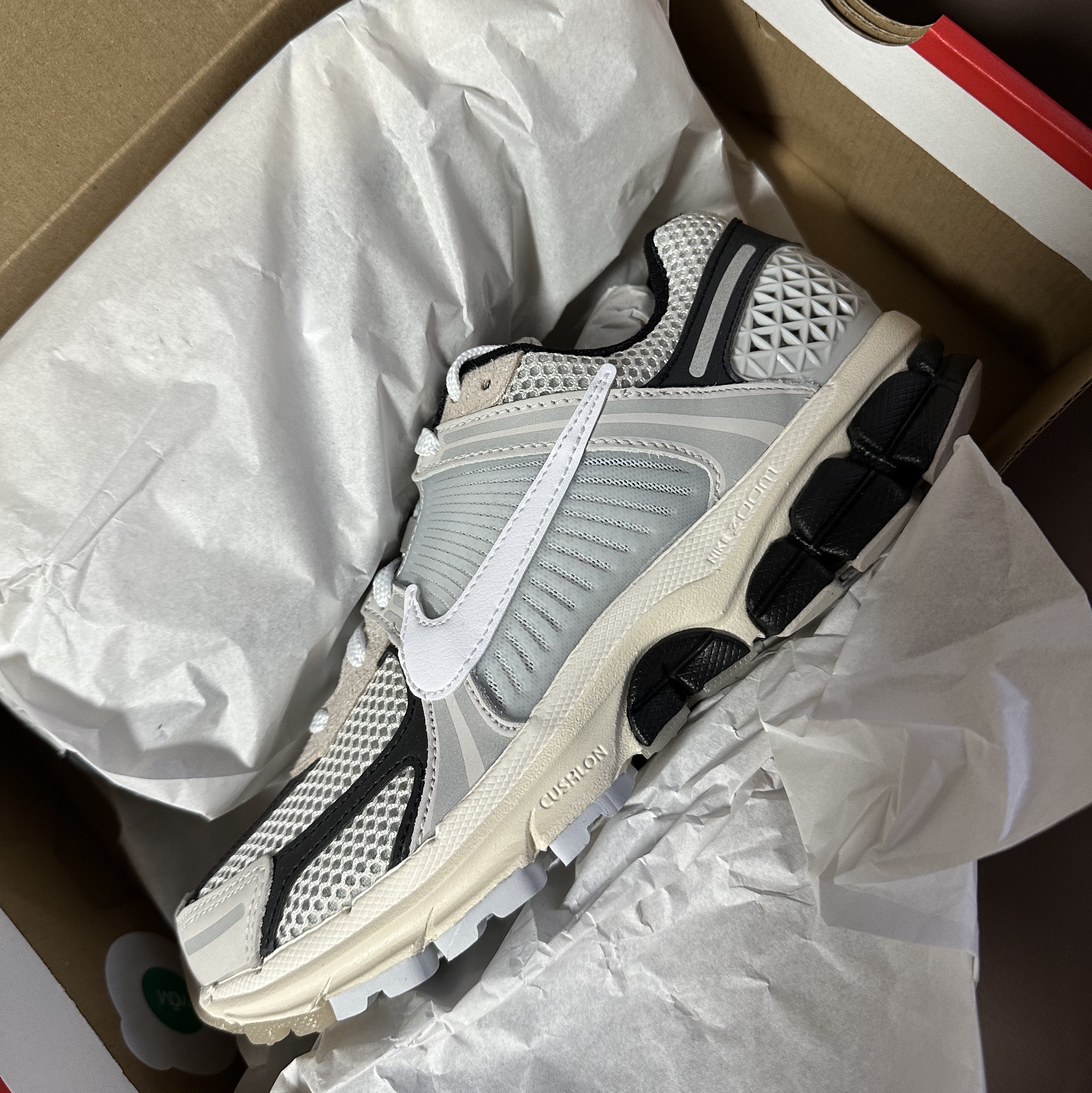 Nike Zoom Vomero 5 Light Bone and Black 착용 스타일