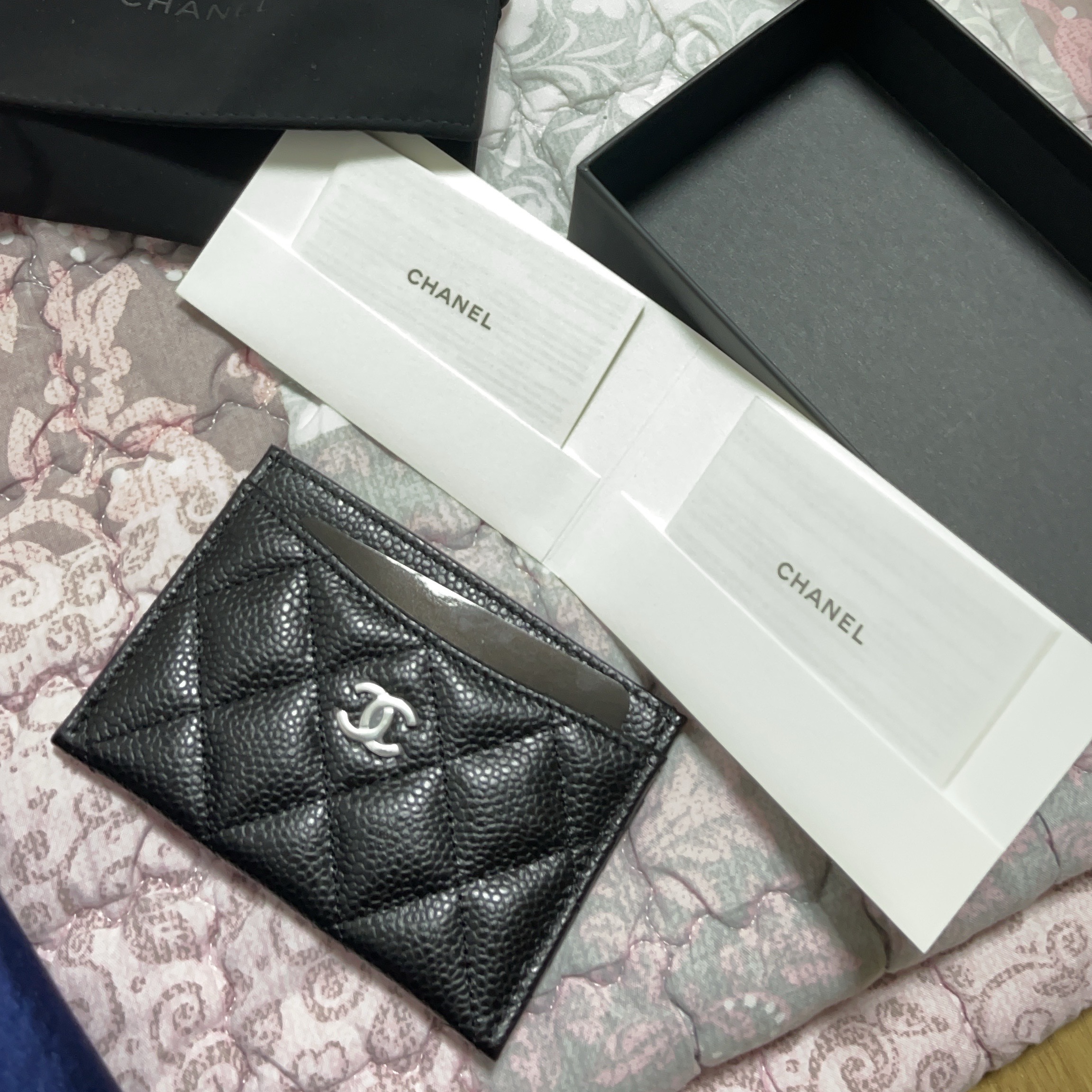 Chanel Classic Card Holder Grained Calfskin & Silver Black 착용 스타일