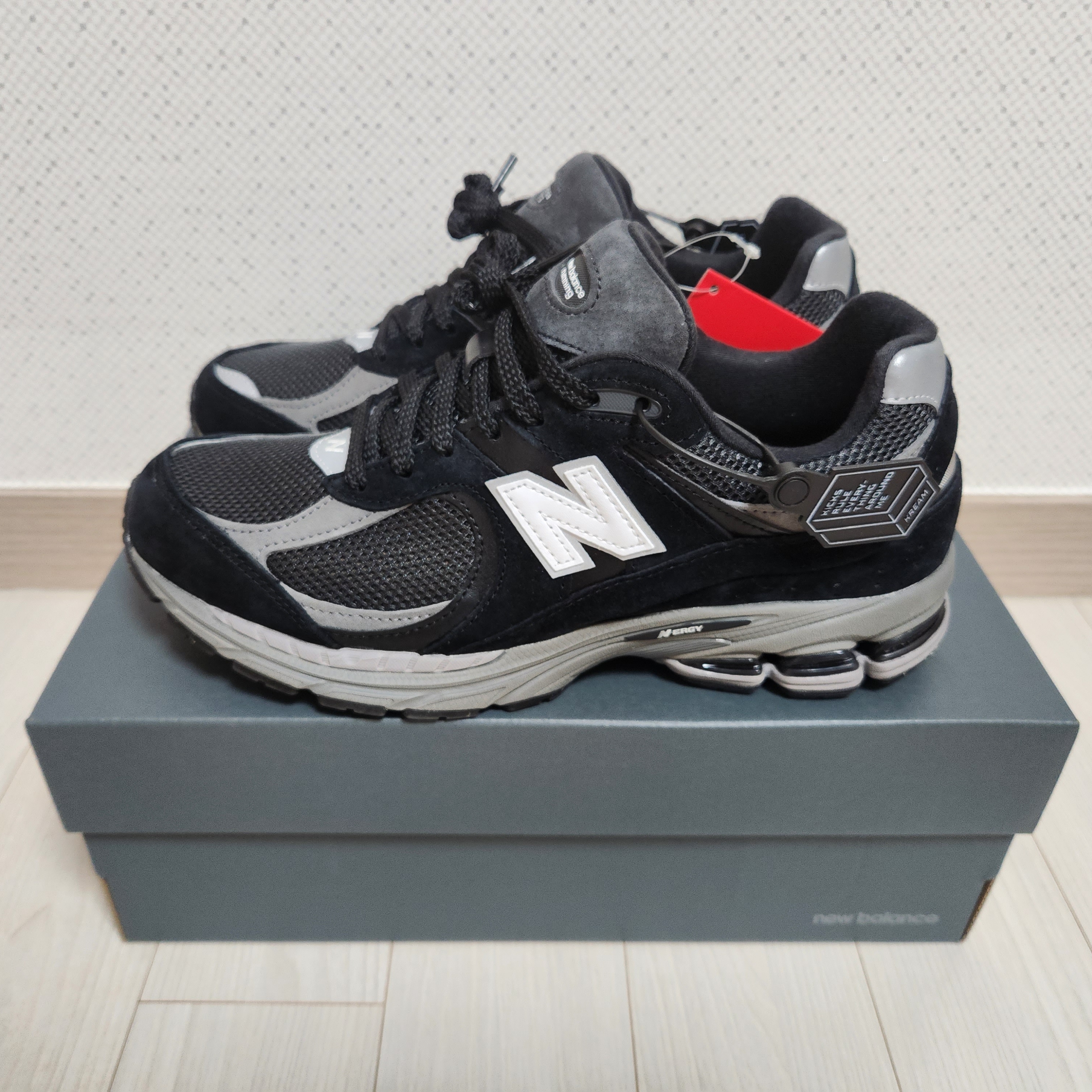New Balance 2002R Black Dark Grey - JD Sports Exclusive 착용 스타일