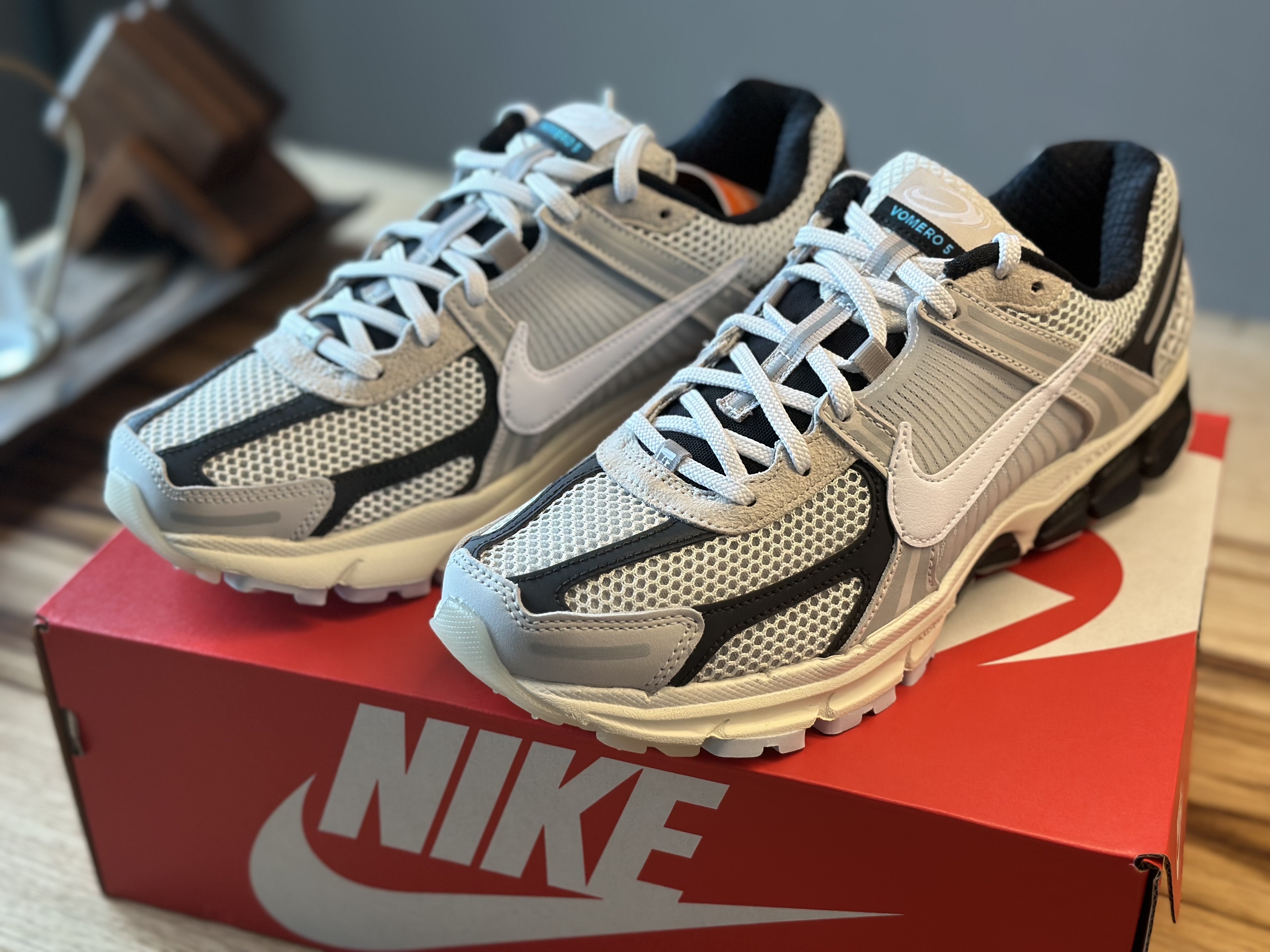 Nike Zoom Vomero 5 Light Bone and Black 착용 스타일 - 4