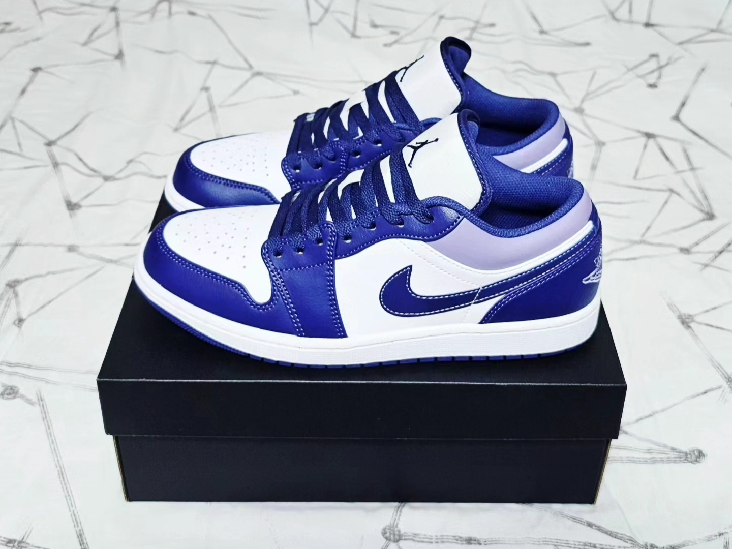 Jordan 1 Low Sky J Purple White 착용 스타일 - 2