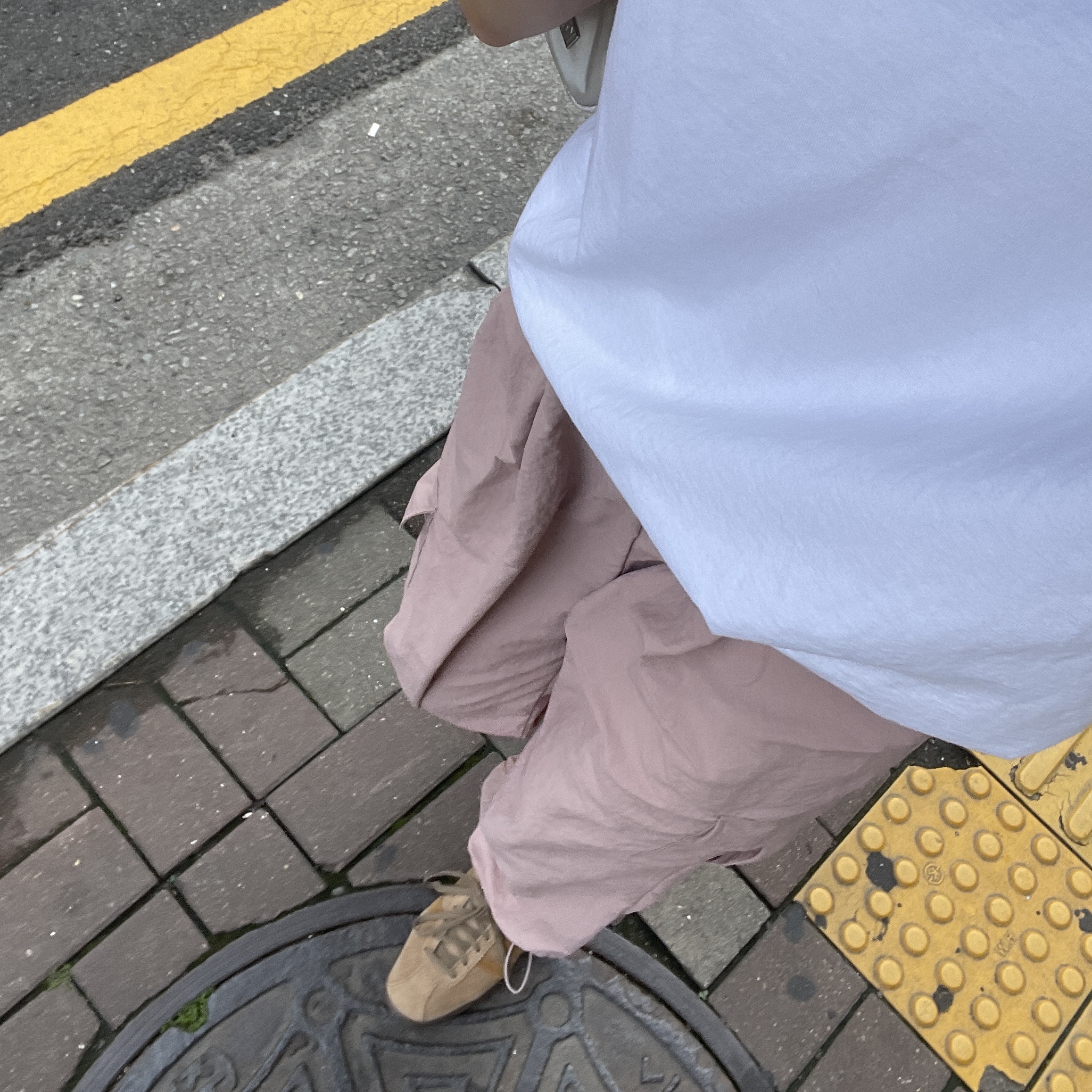 Adidas Tobacco Pantone Mesa 착용 스타일 - 2
