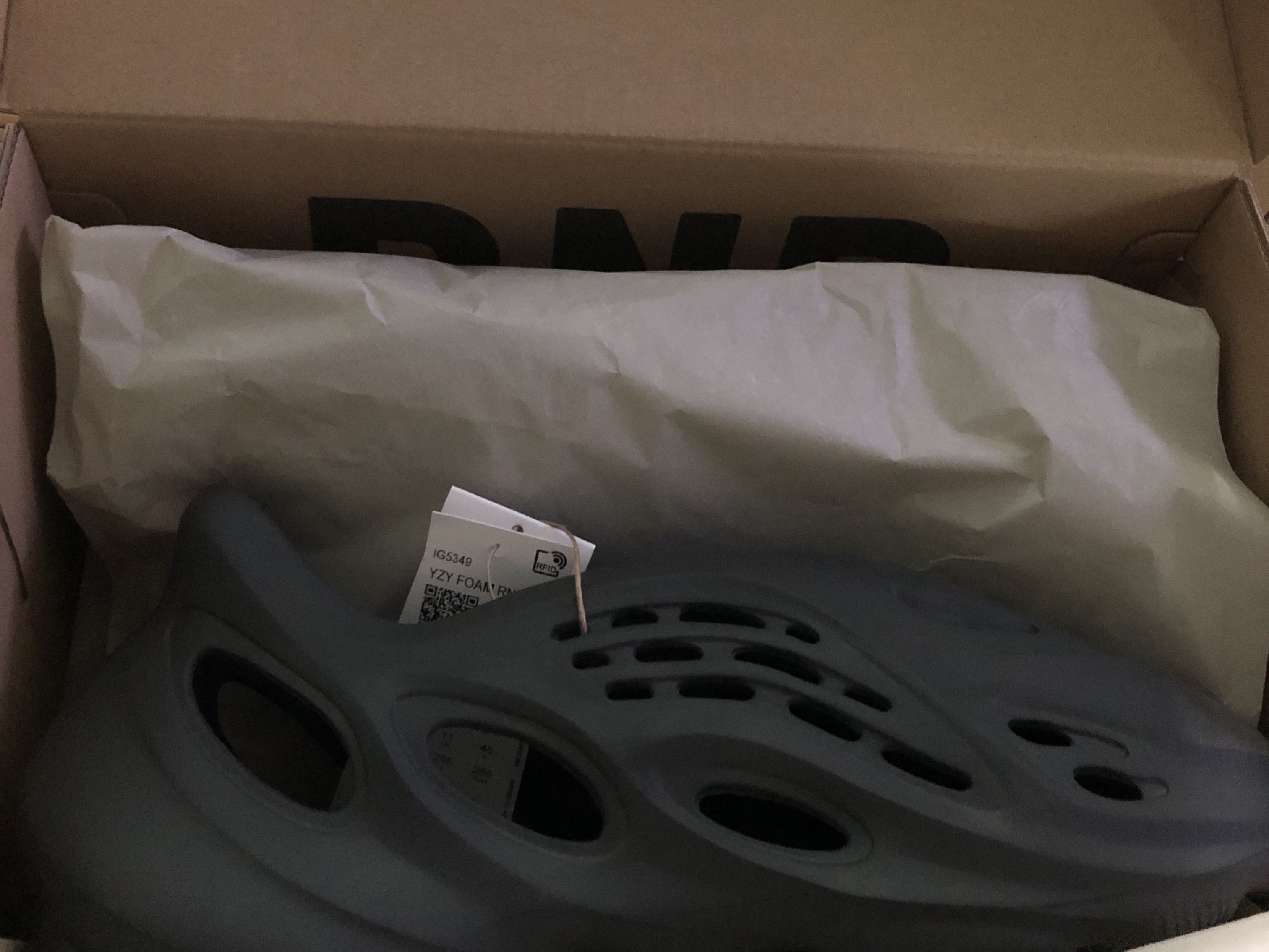Adidas Yeezy Foam RNNR Carbon 착용 스타일