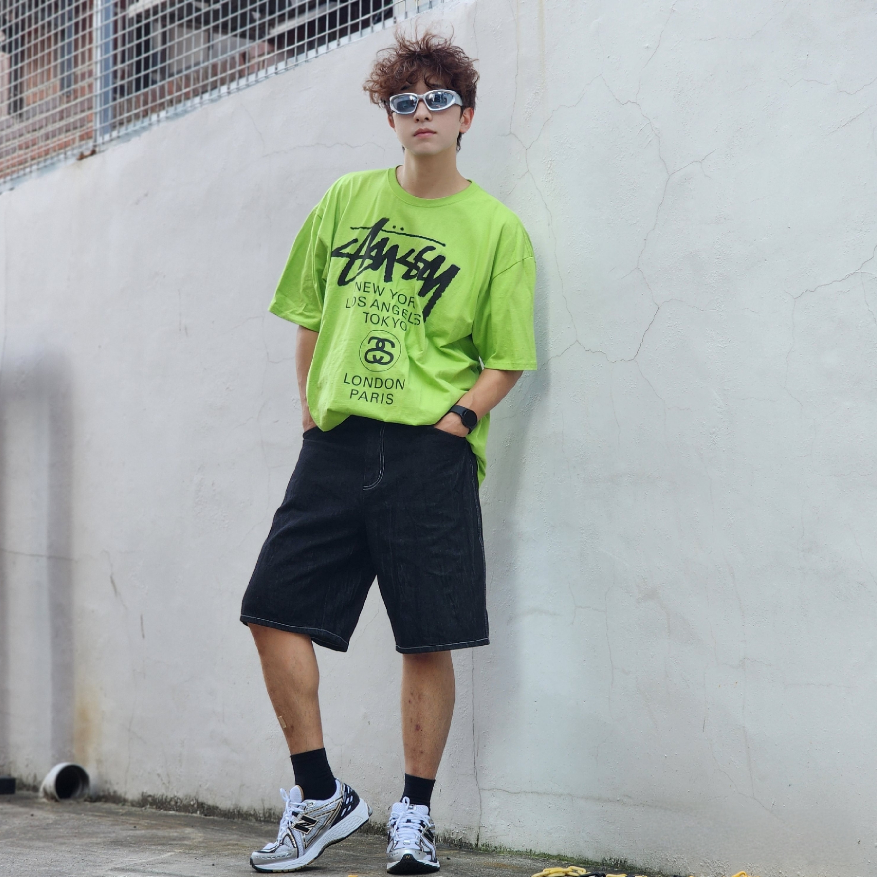Stussy World Tour T-Shirt Tea 2023, New Balance 1906R White Gold 착용 스타일 - 5