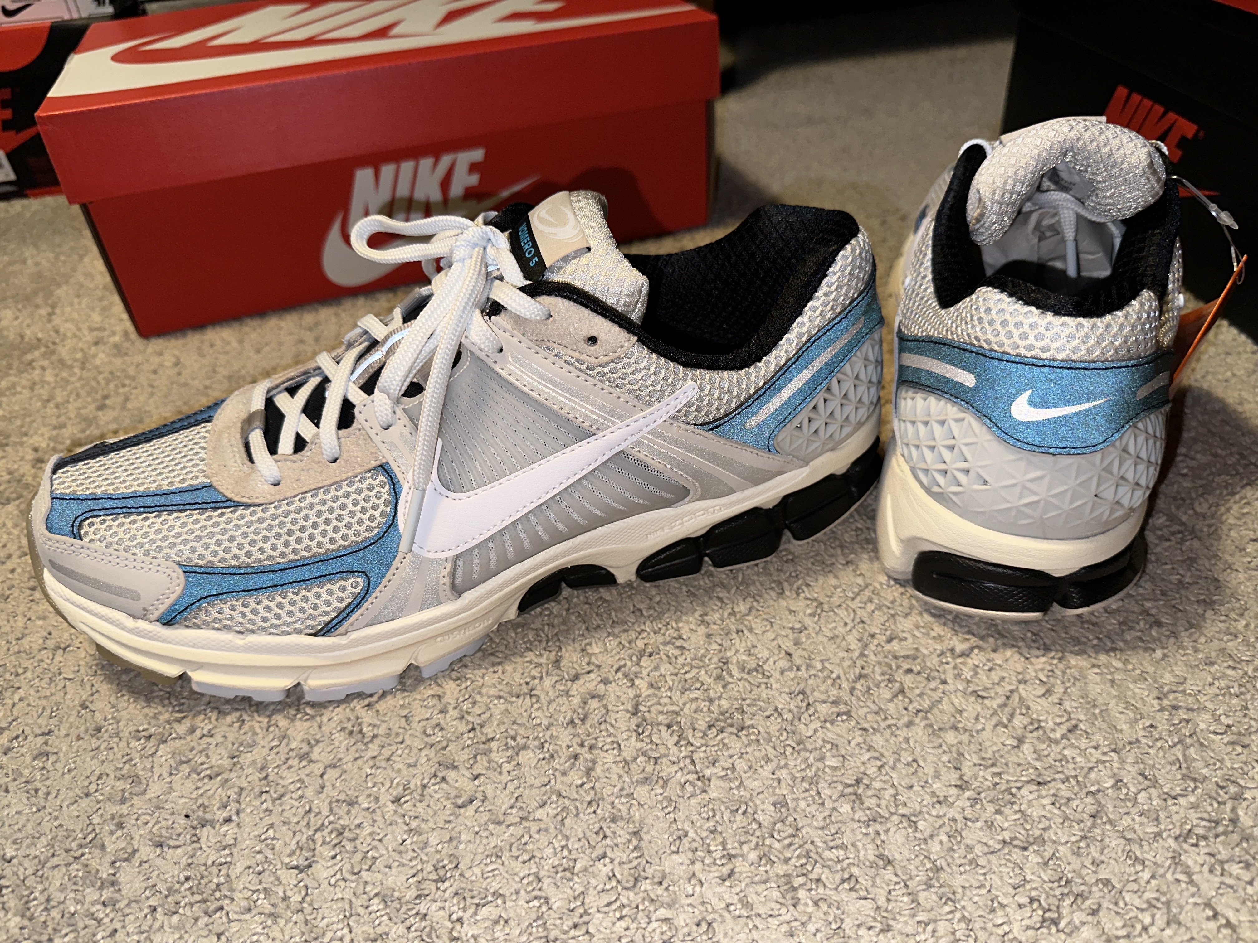 Nike Zoom Vomero 5 Light Bone and Black 착용 스타일 - 4