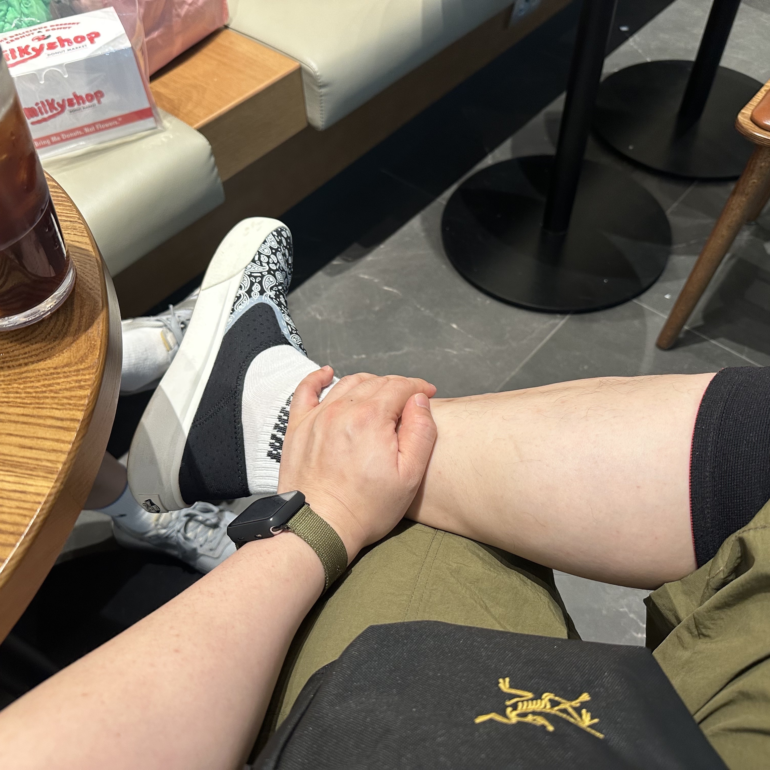 Vans ComfyCush One Bandana Marshmallow Black, Arc'teryx Mantis 2 Waistpack 24K Black 착용 스타일 - 2