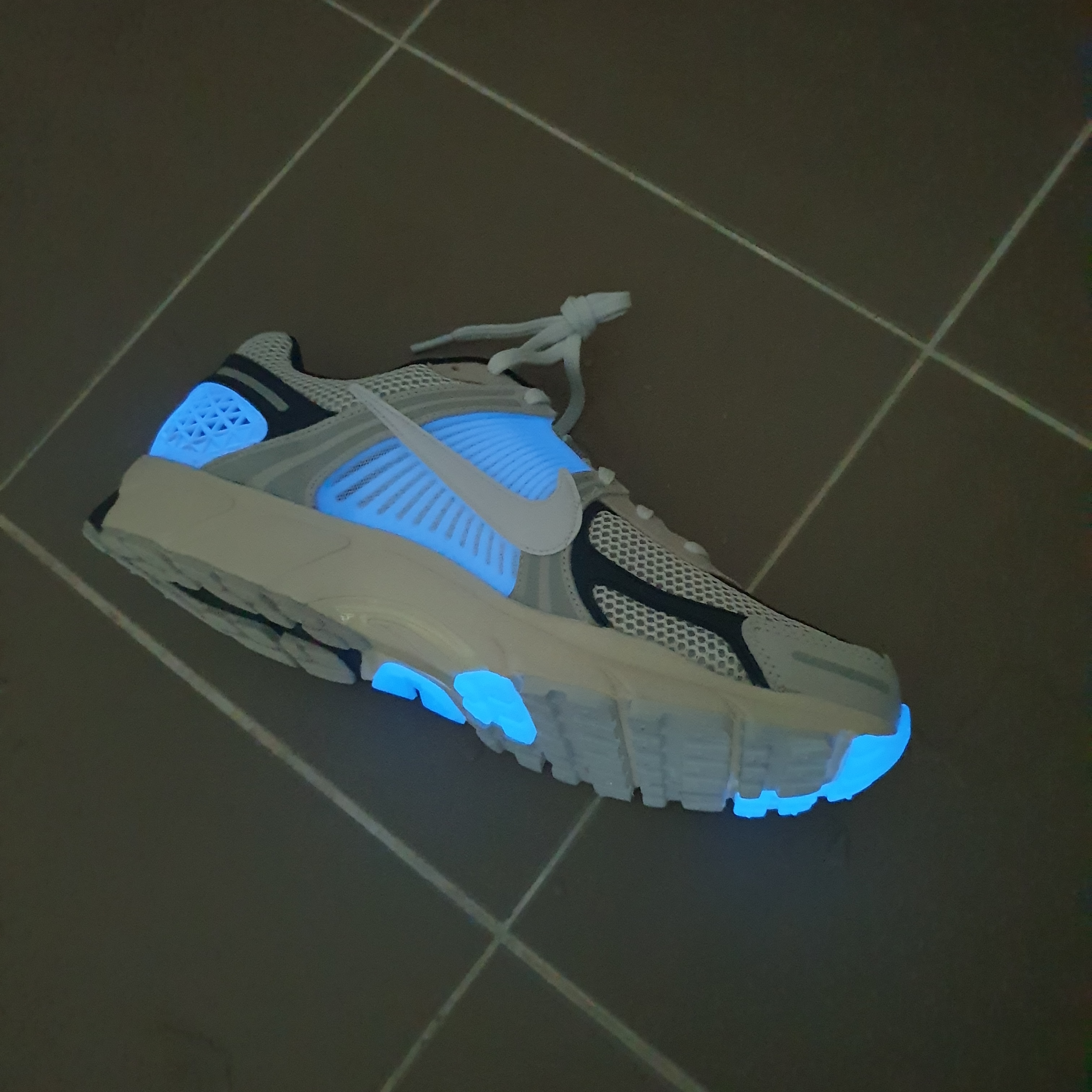Nike Zoom Vomero 5 Light Bone and Black 착용 스타일 - 1
