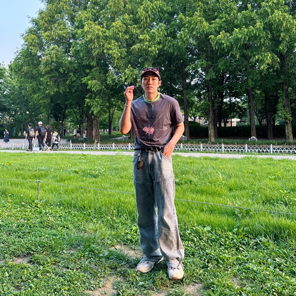 Double RL Garment Dyeing Twill Ball Cap Red, Nike x Jacquemus Air Humara LX Light Bone and Gold 착용 스타일 - 3