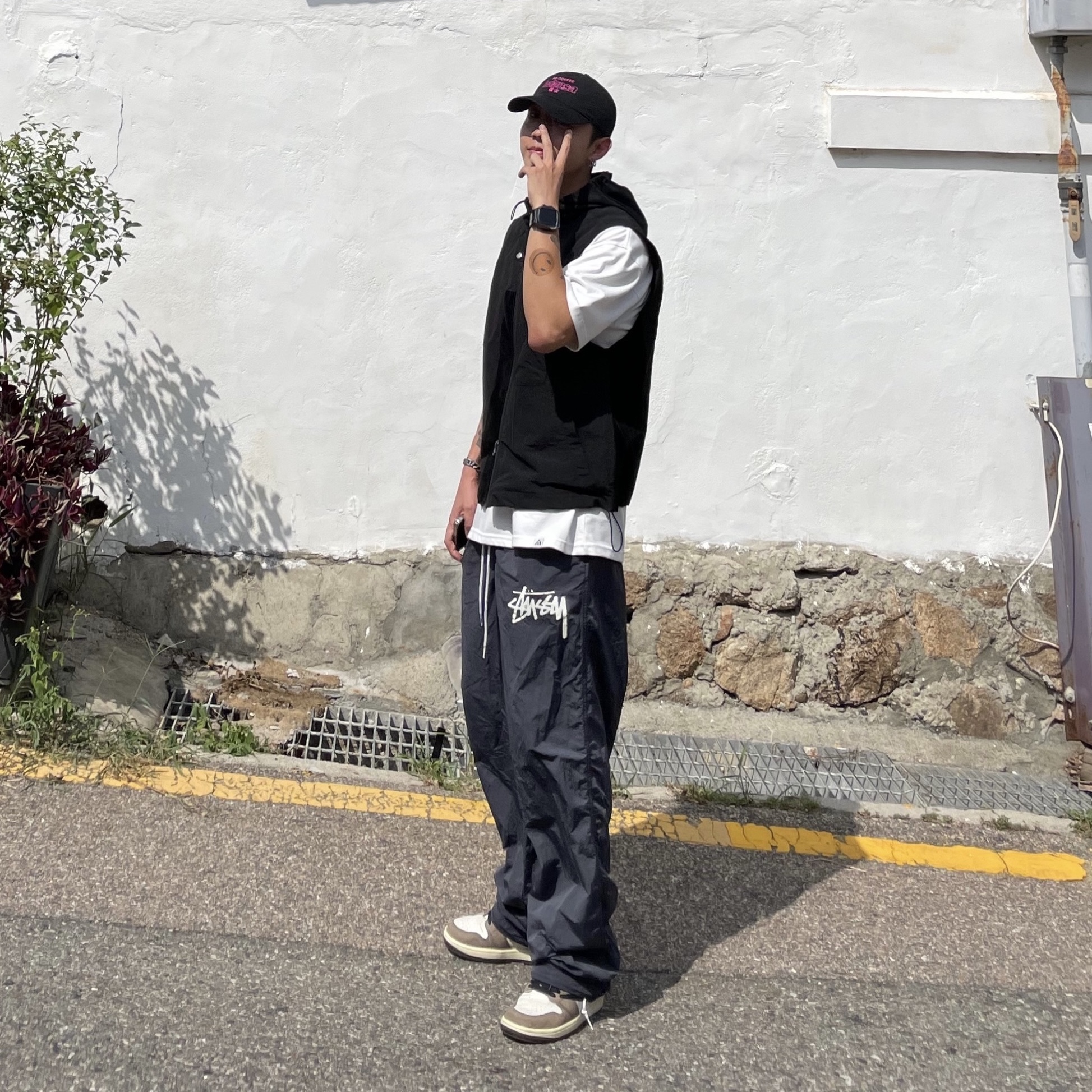 Nike x Stussy Beach Pants Off Noir, Jordan 1 x Travis Scott Retro High OG SP Mocha 착용 스타일 - 1