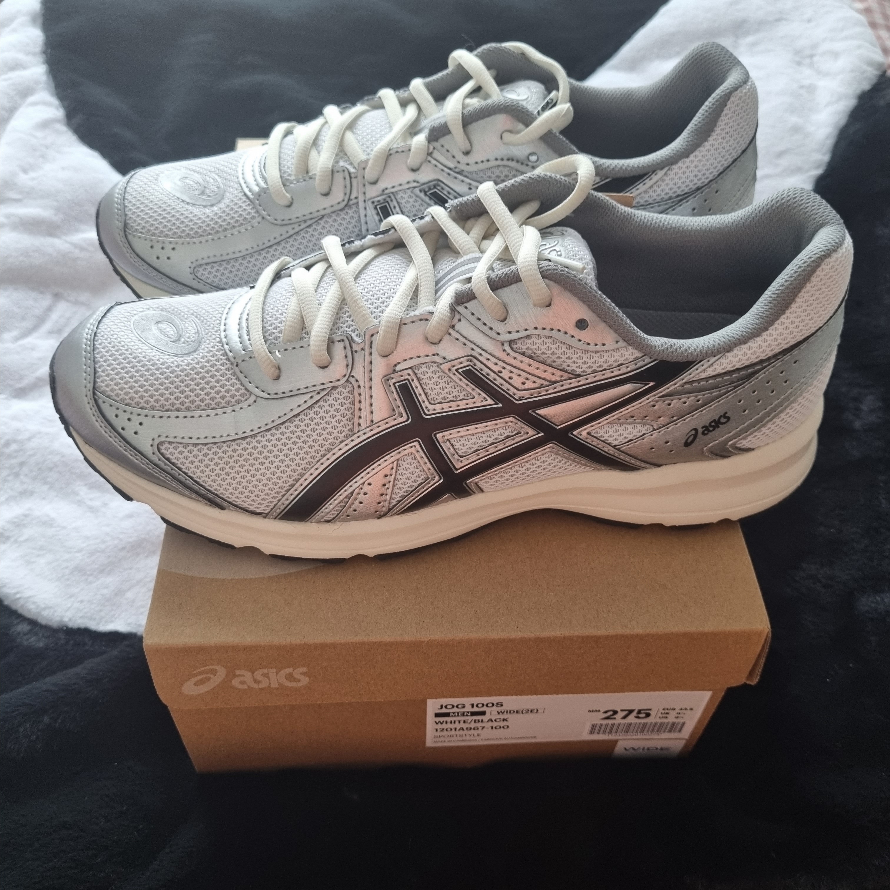 Asics Jog 100 S White Black - 2E Wide 착용 스타일 - 1