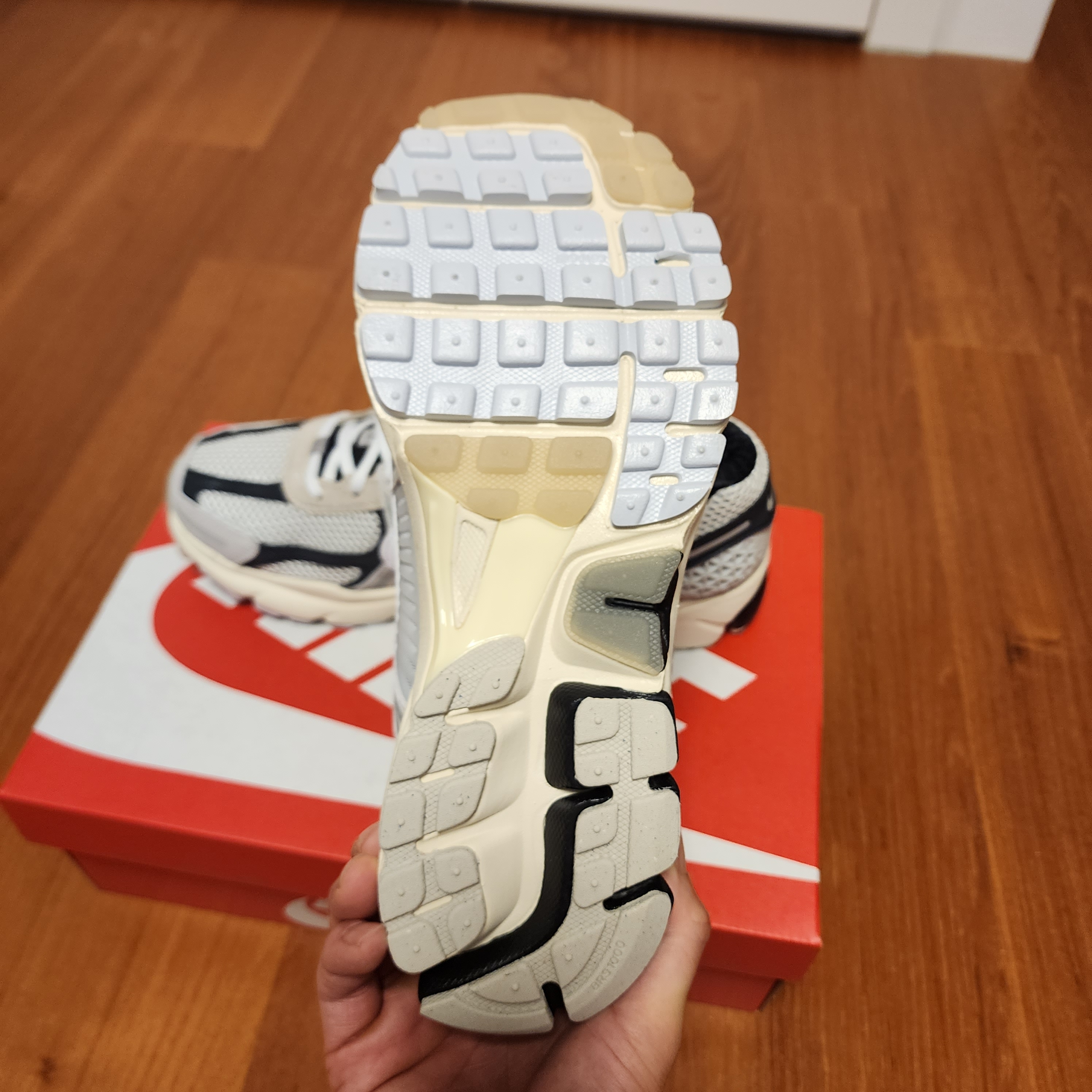Nike Zoom Vomero 5 Light Bone and Black 착용 스타일 - 5