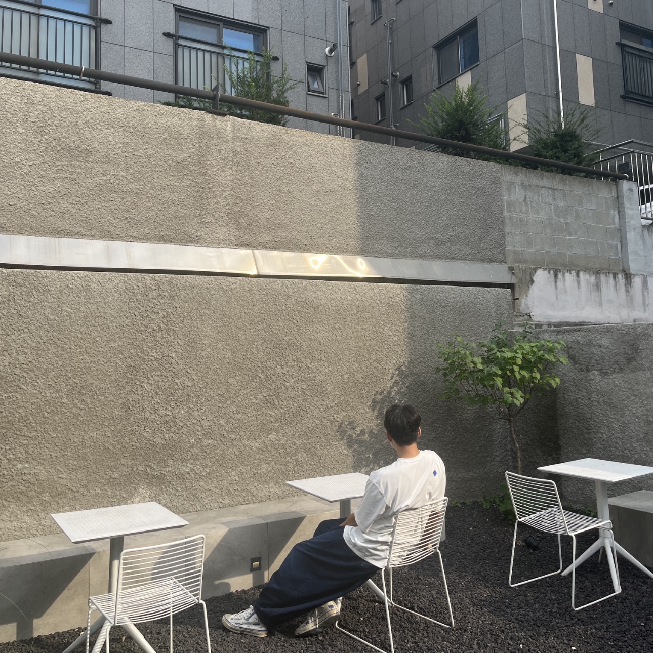 Ader Error Sig; TRS/BL Tag T-Shirt 01 Off White, Zara x Ader Error Wide Leg Jeans Blue 착용 스타일 - 1
