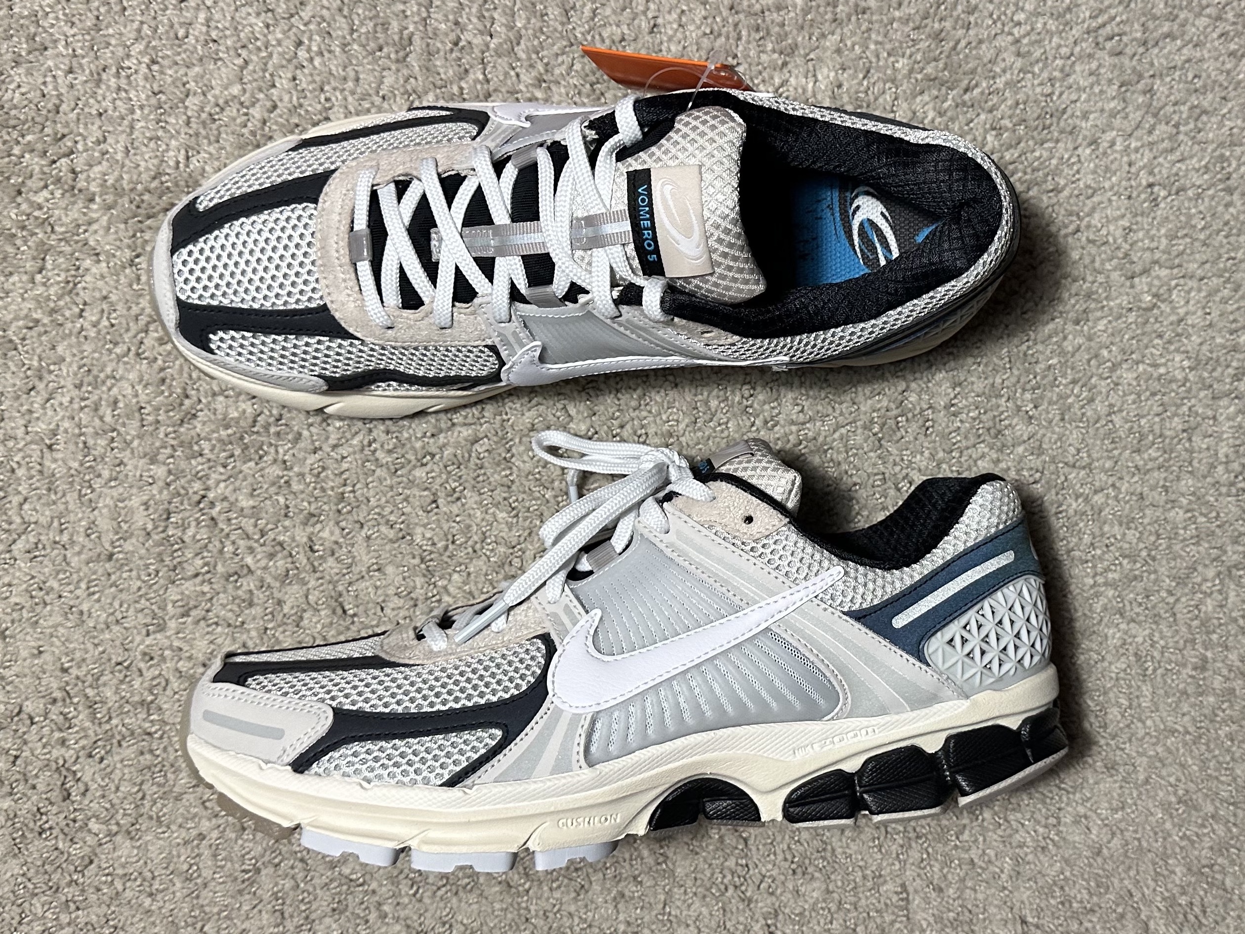 Nike Zoom Vomero 5 Light Bone and Black 착용 스타일 - 3