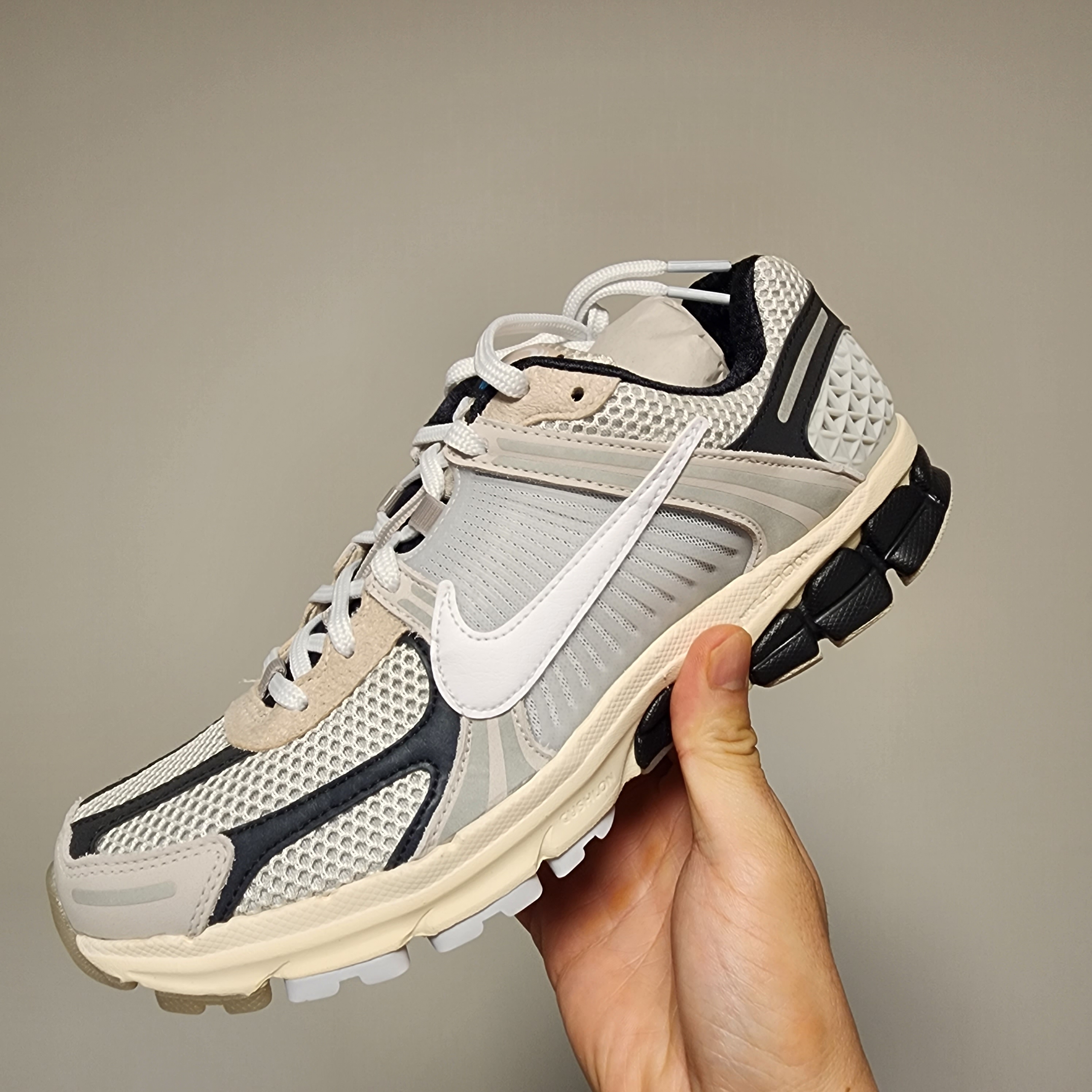Nike Zoom Vomero 5 Light Bone and Black 착용 스타일 - 1