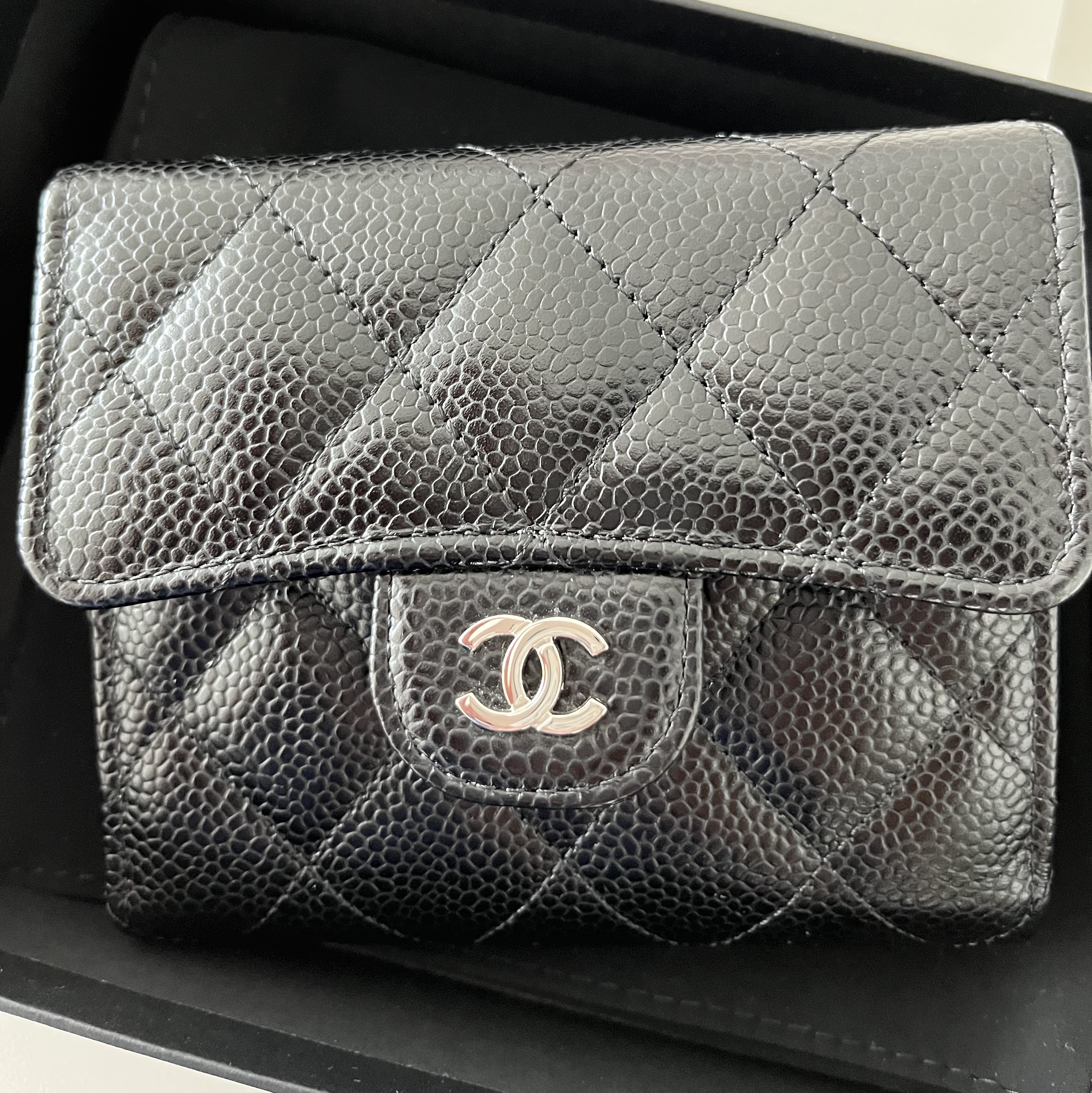 Chanel Small Classic Flap Wallet Grained Calfskin & Silver Black 착용 스타일 - 2