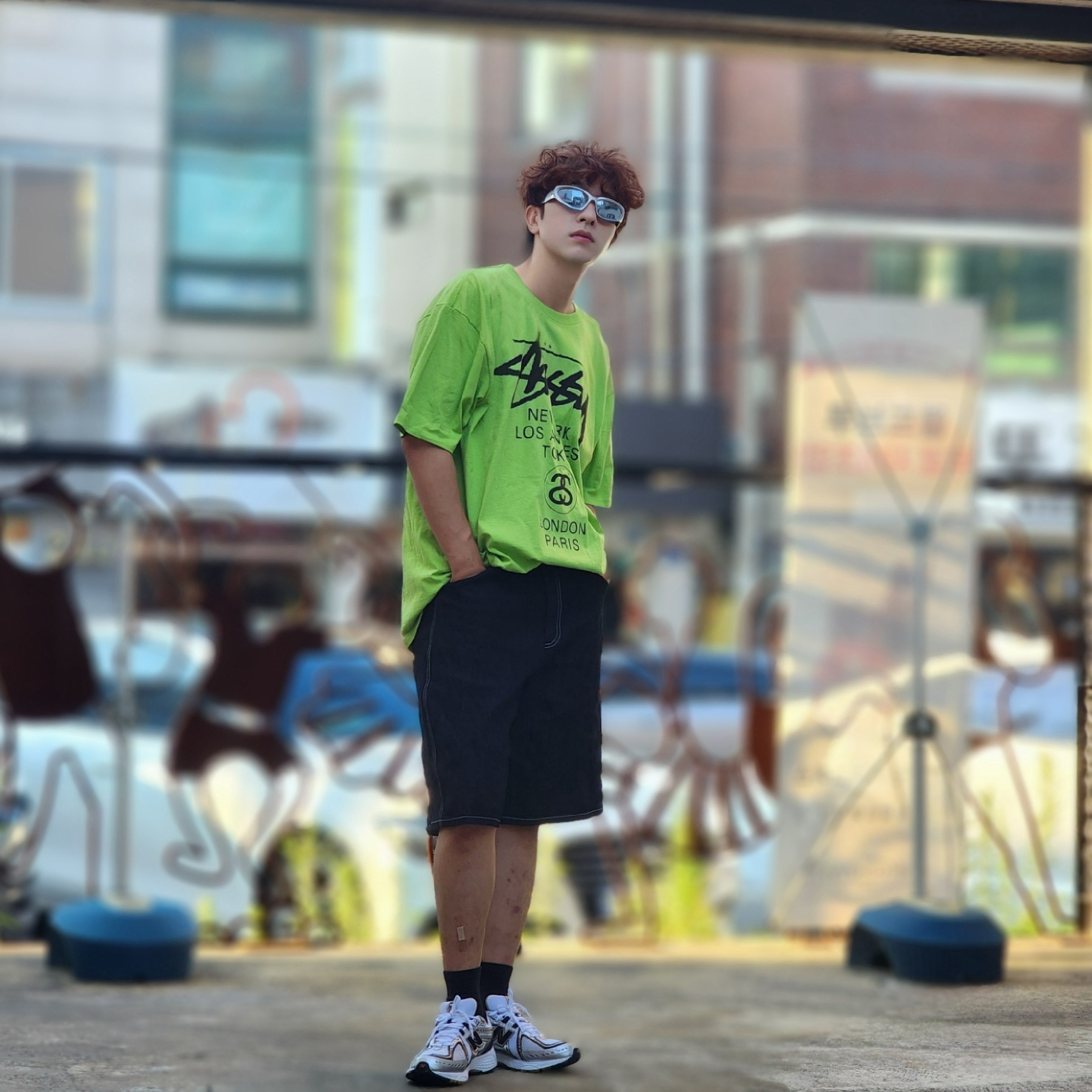 Stussy World Tour T-Shirt Tea 2023, New Balance 1906R White Gold 착용 스타일 - 1