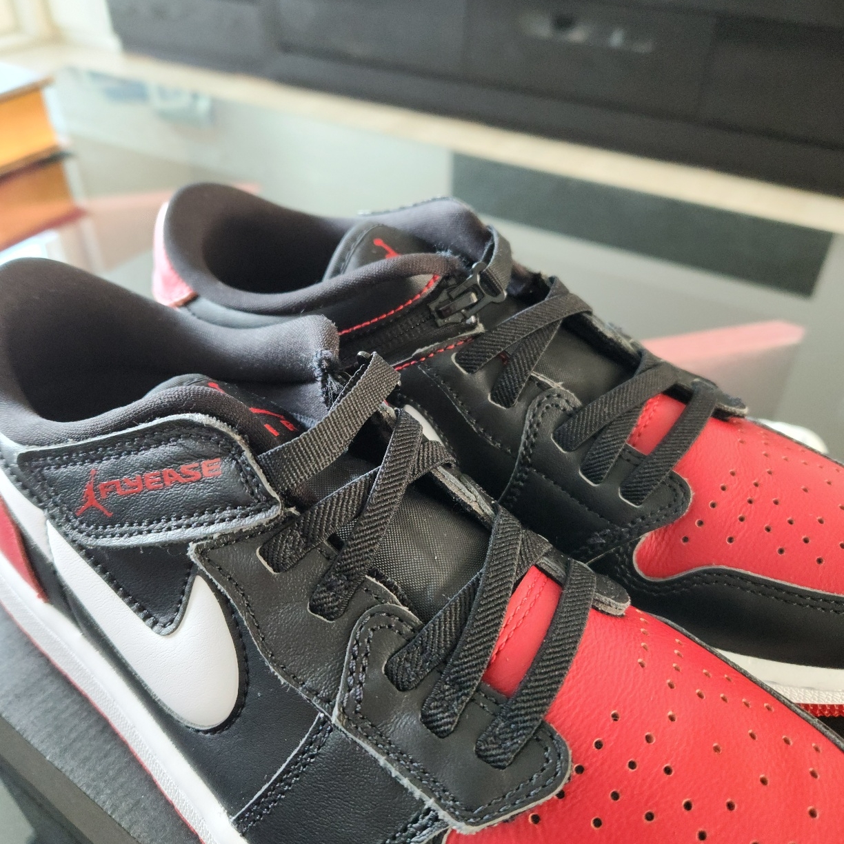 Jordan 1 Low Flyease Black Gym Red 착용 스타일