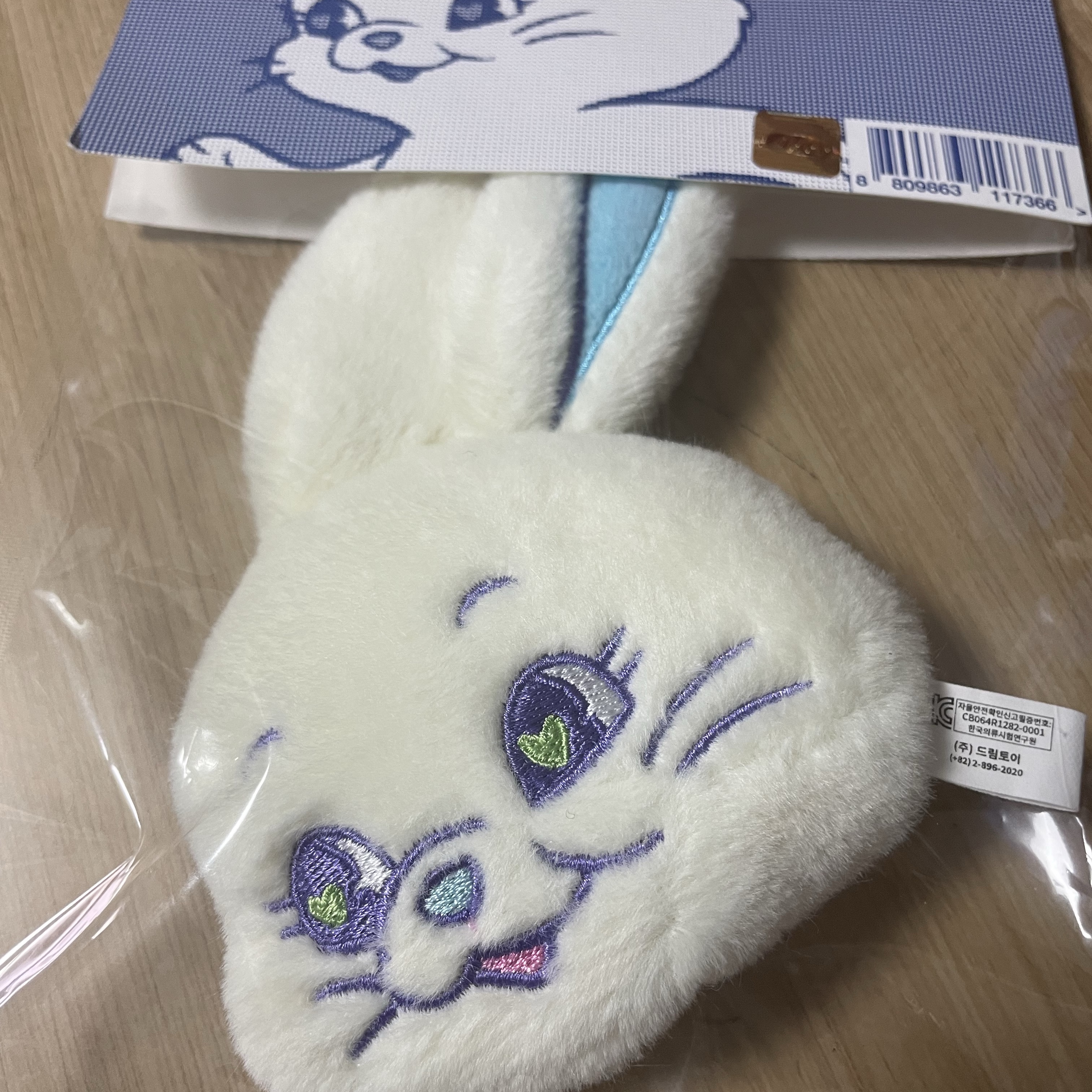NewJeans Tokki Merchandise Fluffy Keyring White 착용 스타일