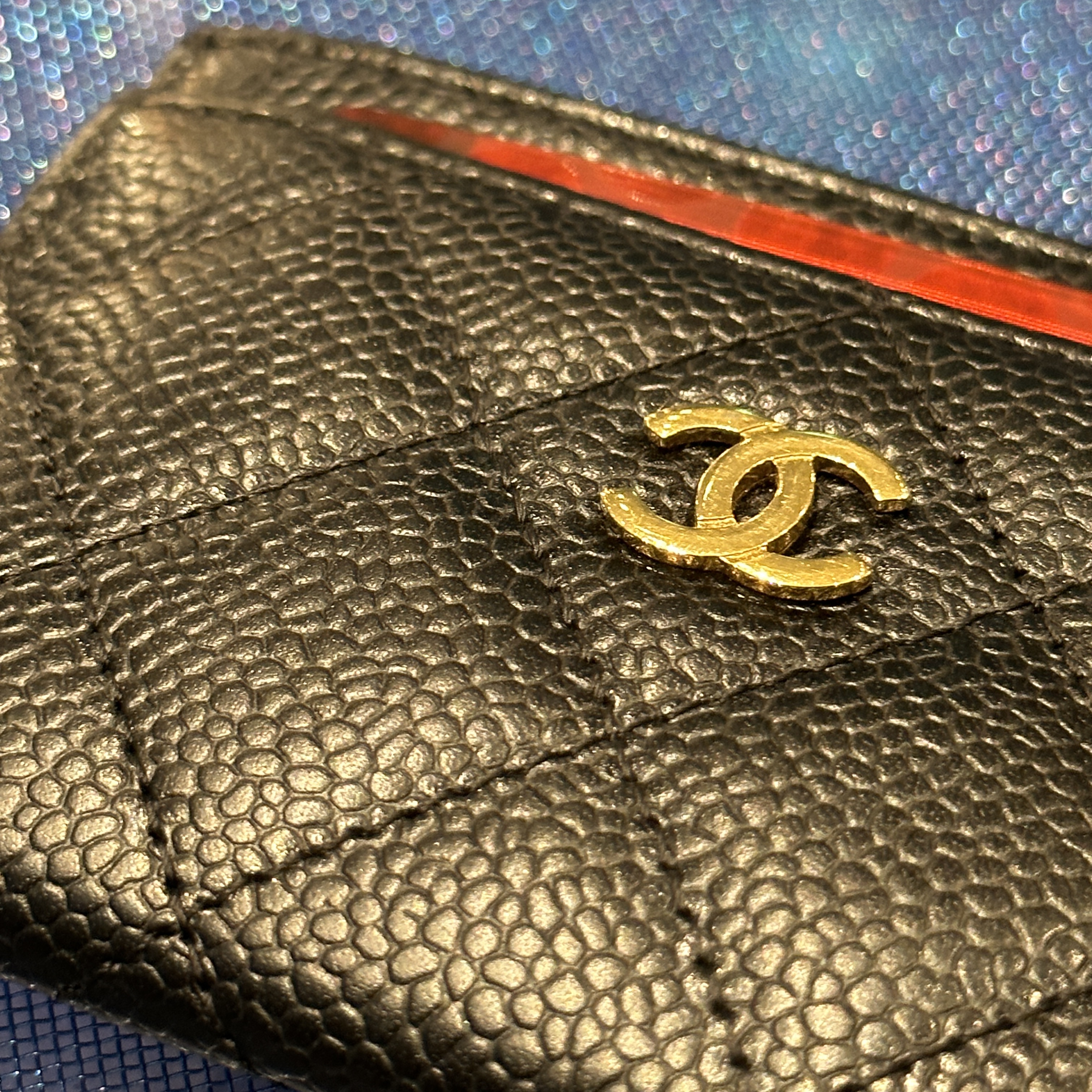 Chanel Classic Card Holder Grained Calfskin & Gold Black 착용 스타일 - 2