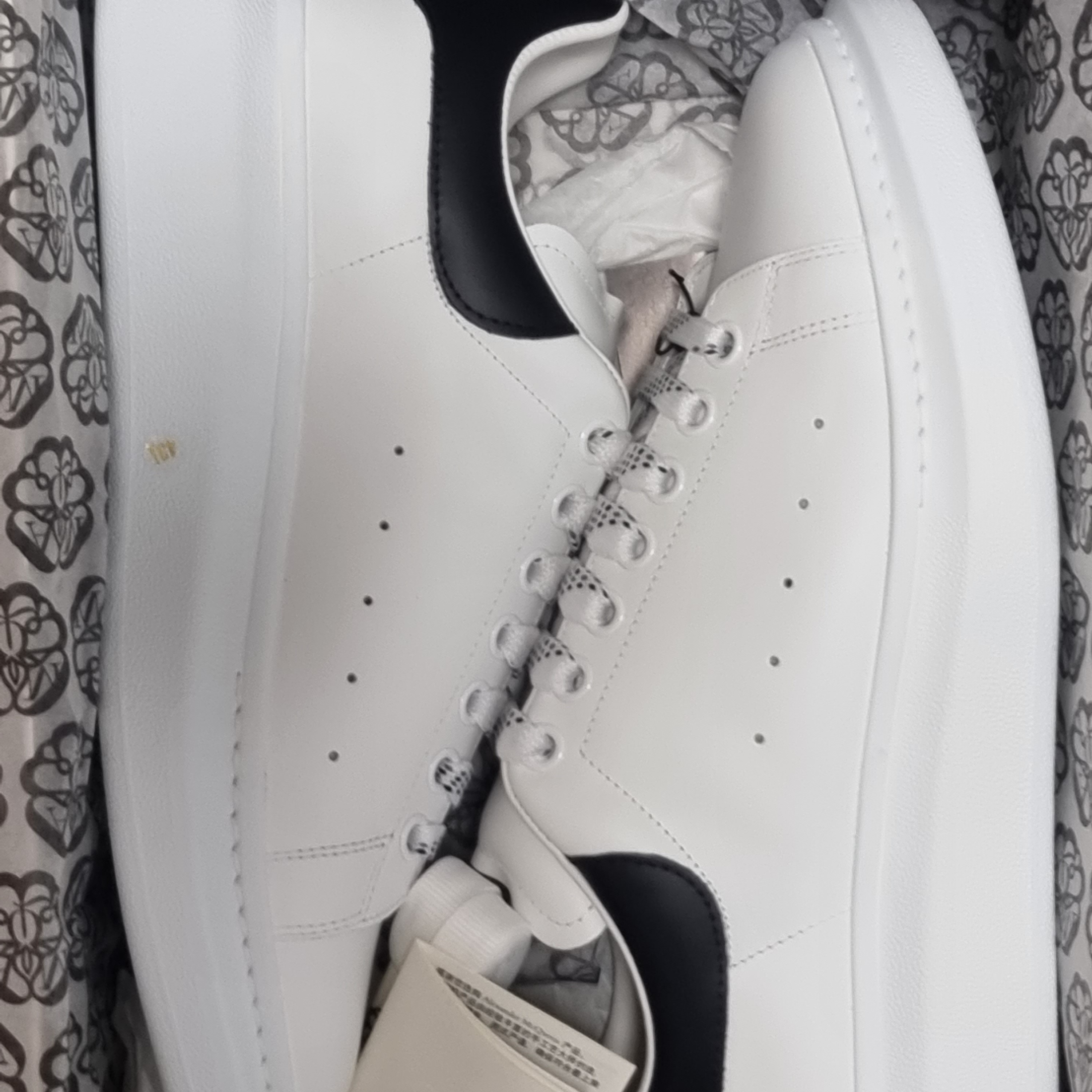 Alexander McQueen Oversized Sneakers White Black 착용 스타일