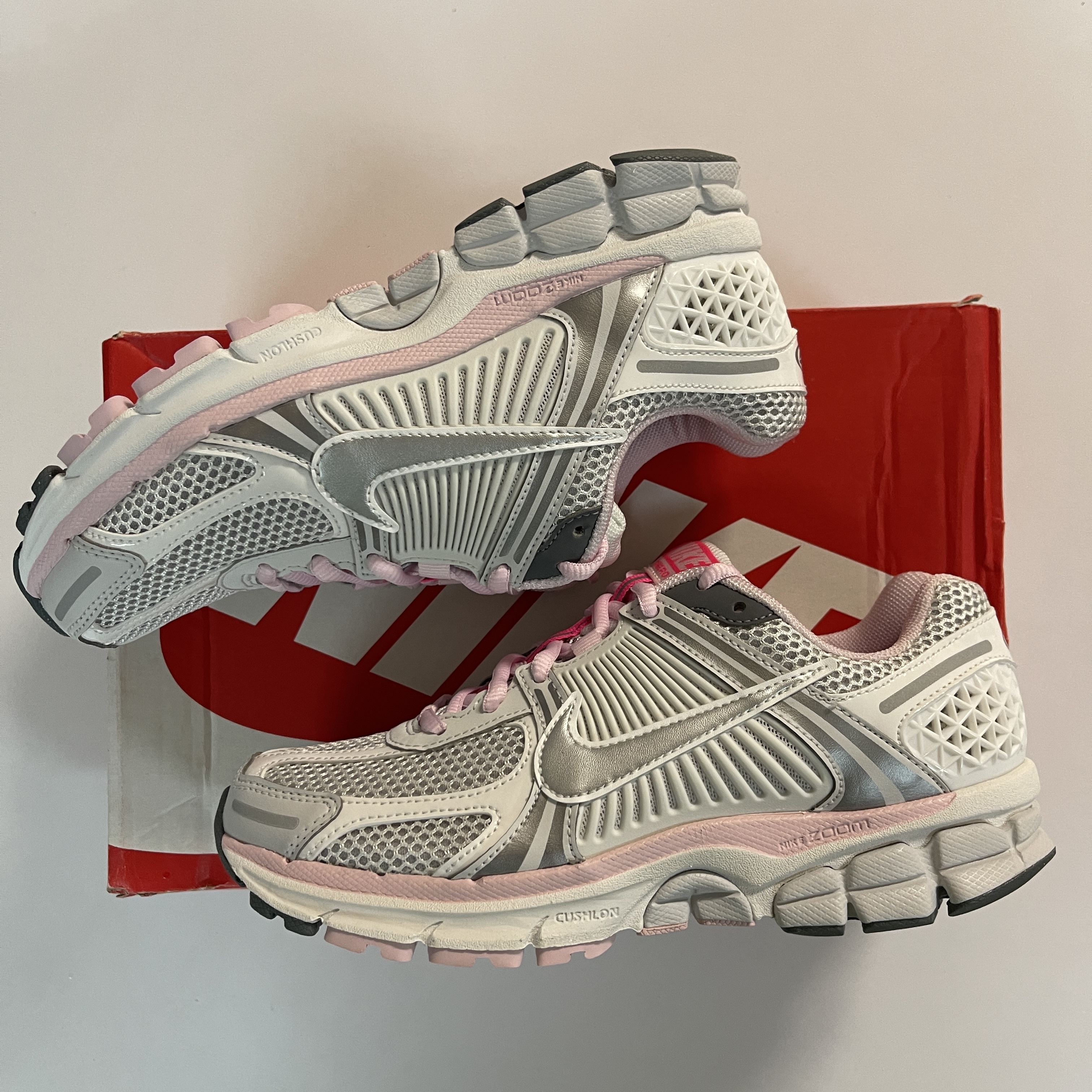 (W) Nike Zoom Vomero 5 Photon Dust Metallic Silver 착용 스타일 - 1
