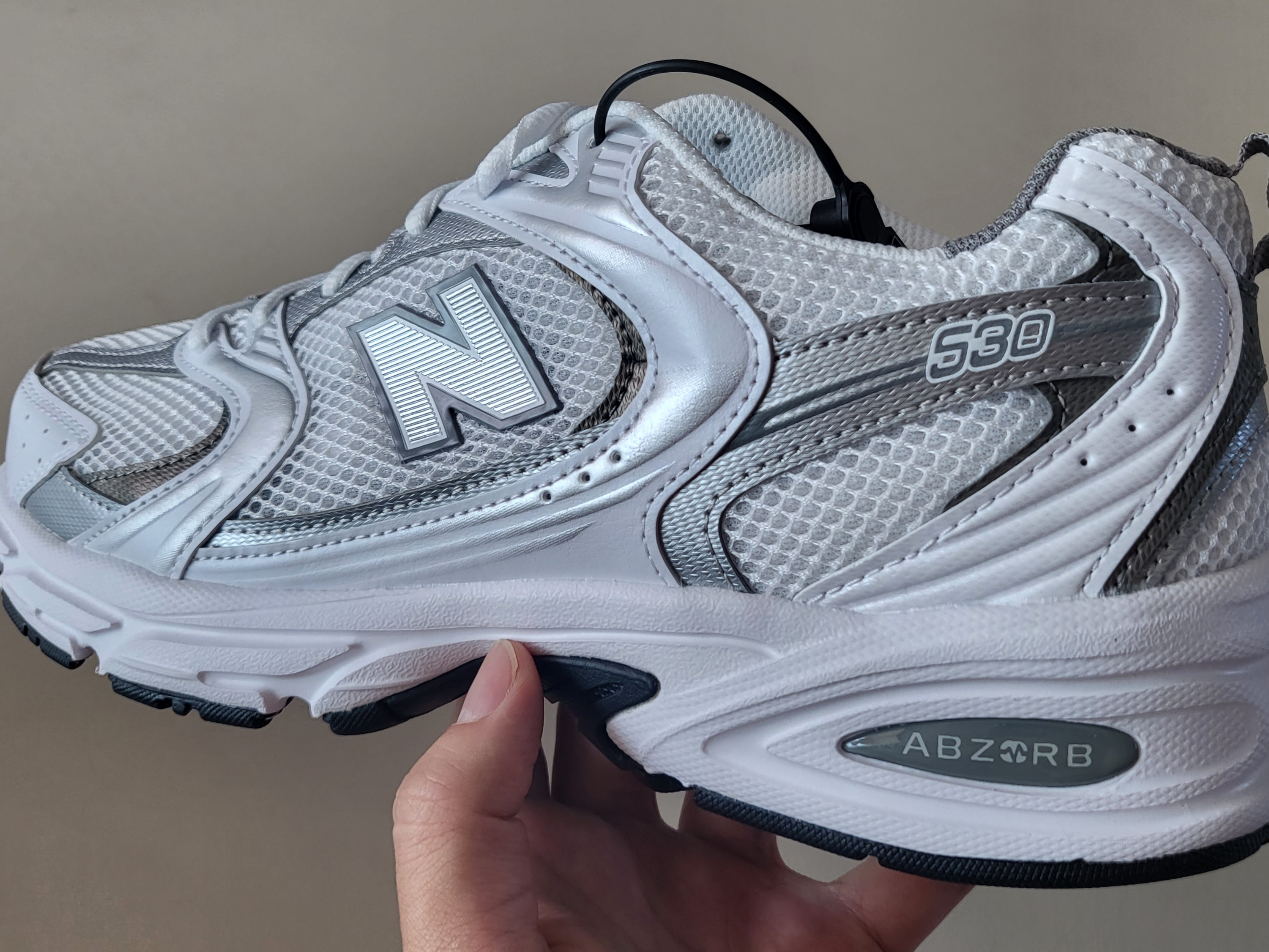 New Balance 530 White Silver 착용 스타일