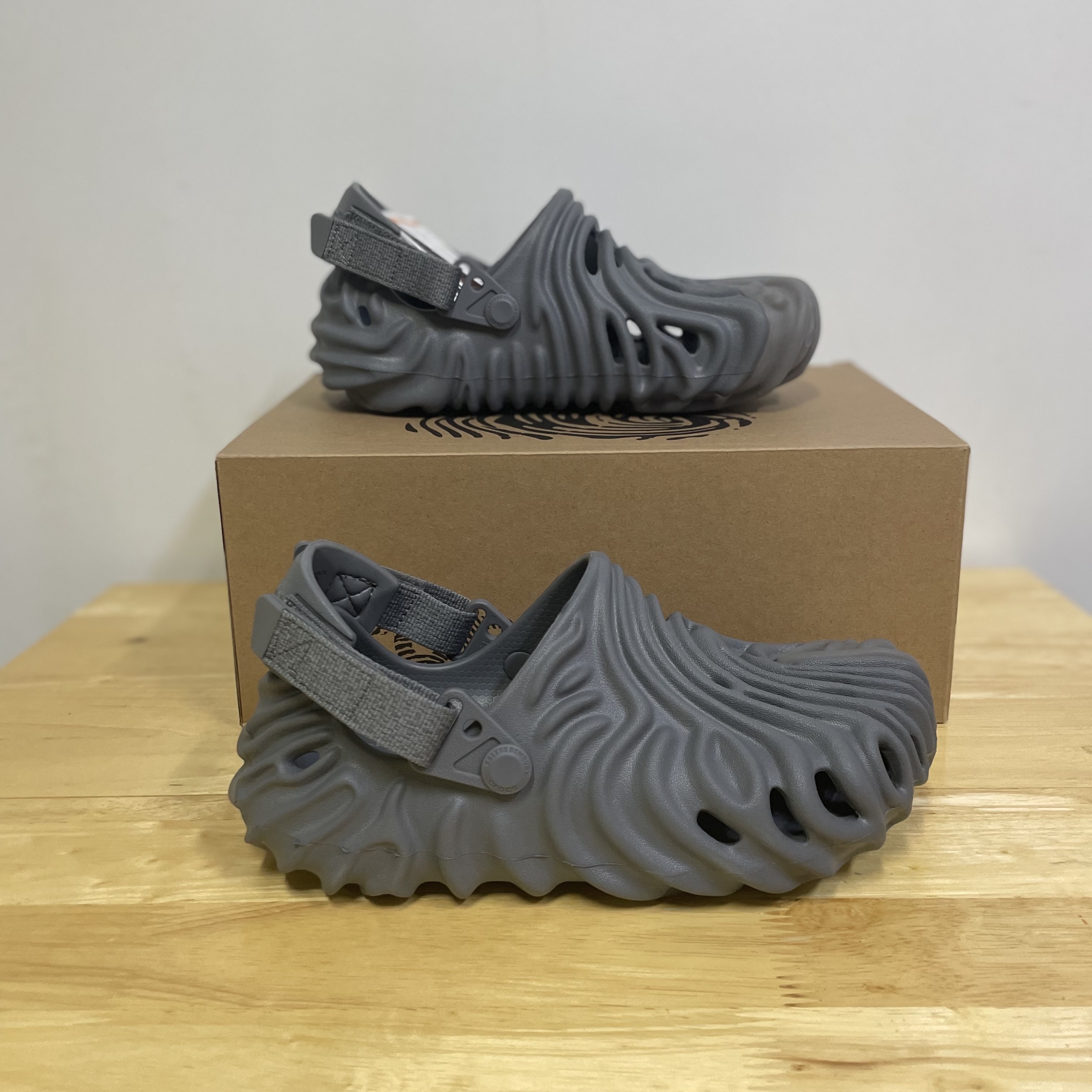 Crocs x Salehe Bembury Pollex Clog Niagara 착용 스타일 - 2