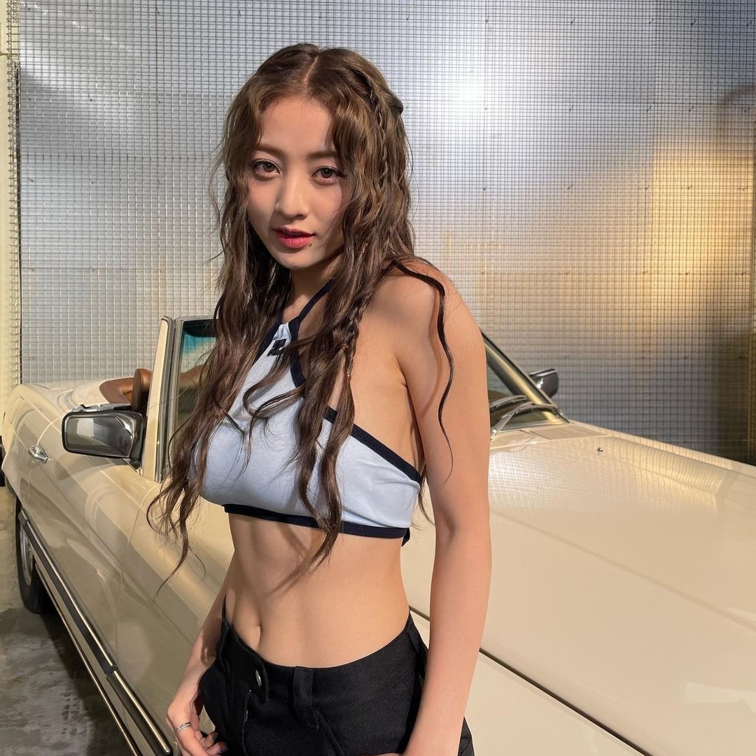 (W) Courreges Light Ribs Contrast Crop Top Heritage White Black 착용 스타일 - 2