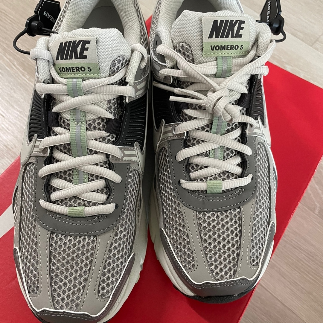 (W) Nike Zoom Vomero 5 Cobblestone and Flat Pewter 착용 스타일