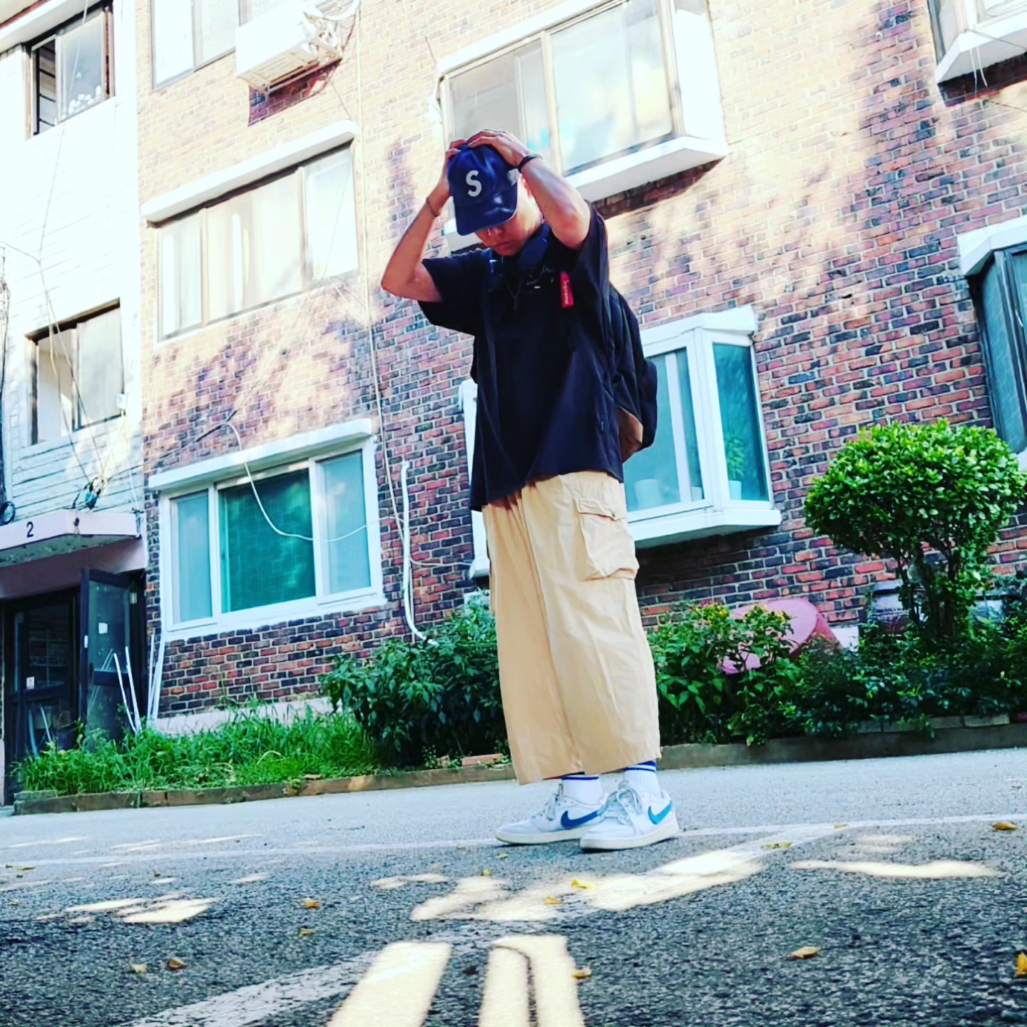 Supreme Pigment Canvas S Logo 6-Panel Navy - 23SS, Supreme Webbing Keychain Red - 23SS 착용 스타일 - 2