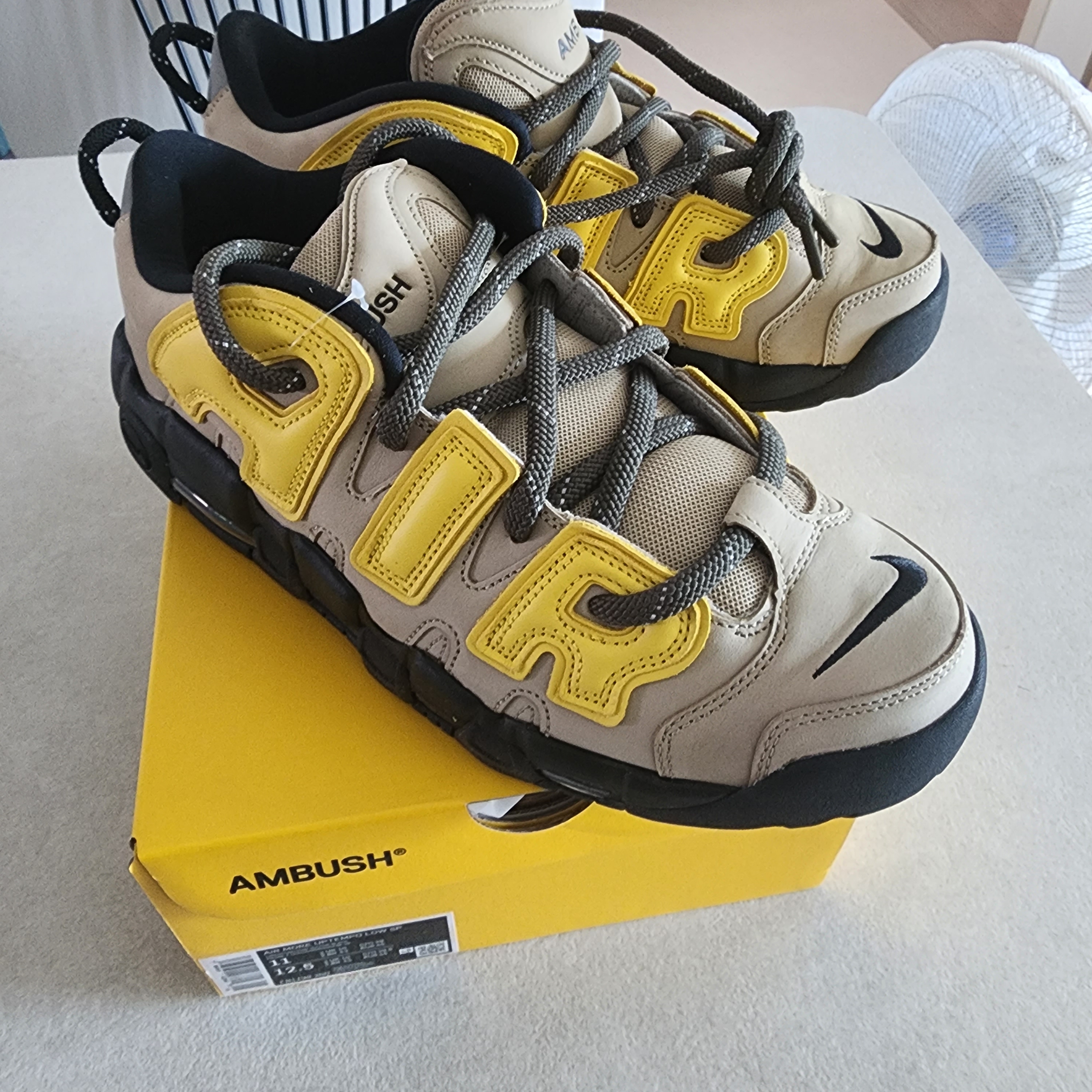 Nike x Ambush Air More Uptempo Low Vivid Sulfur and Limestone 착용 스타일 - 3