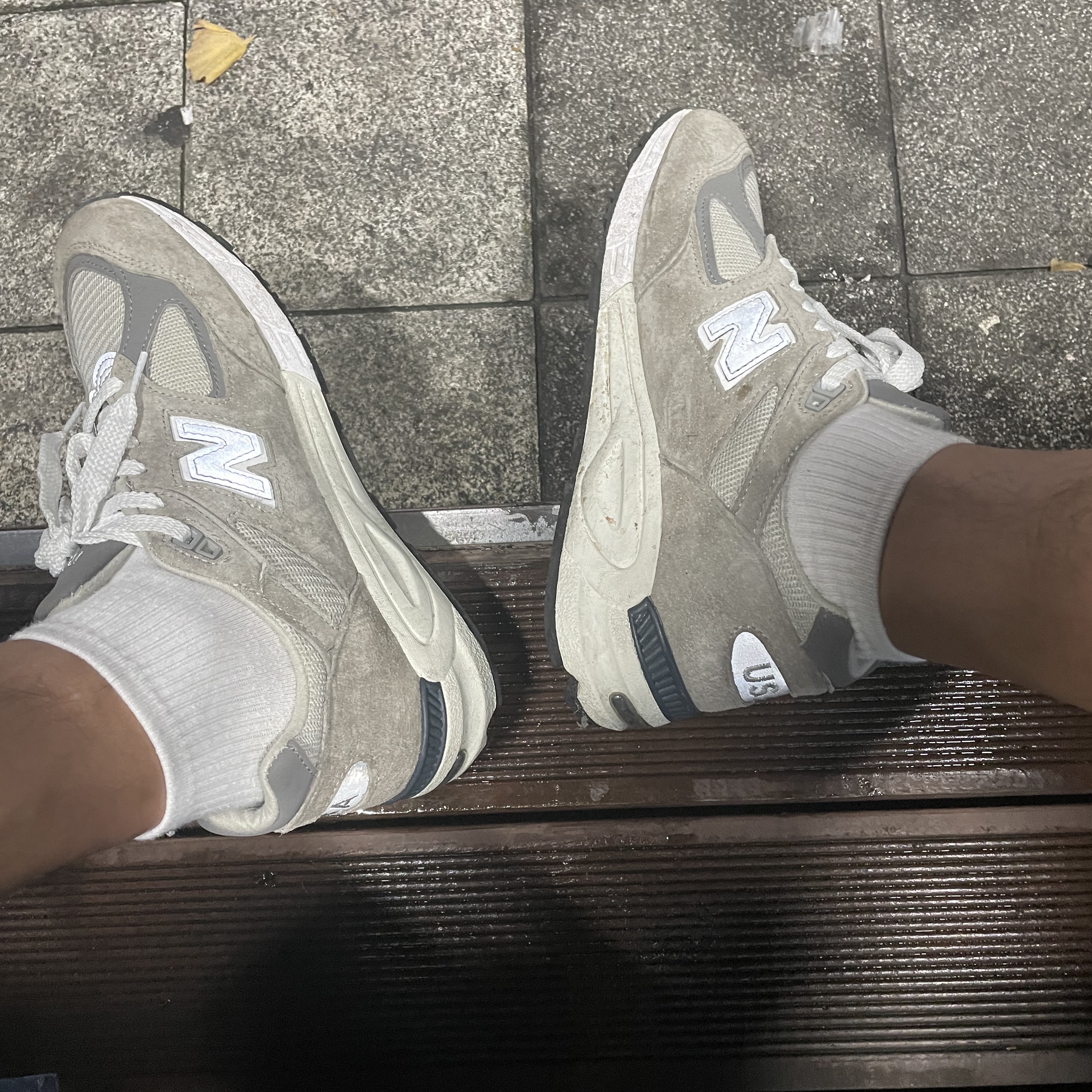 New Balance 990v2 Made in USA Grey 착용 스타일 - 1